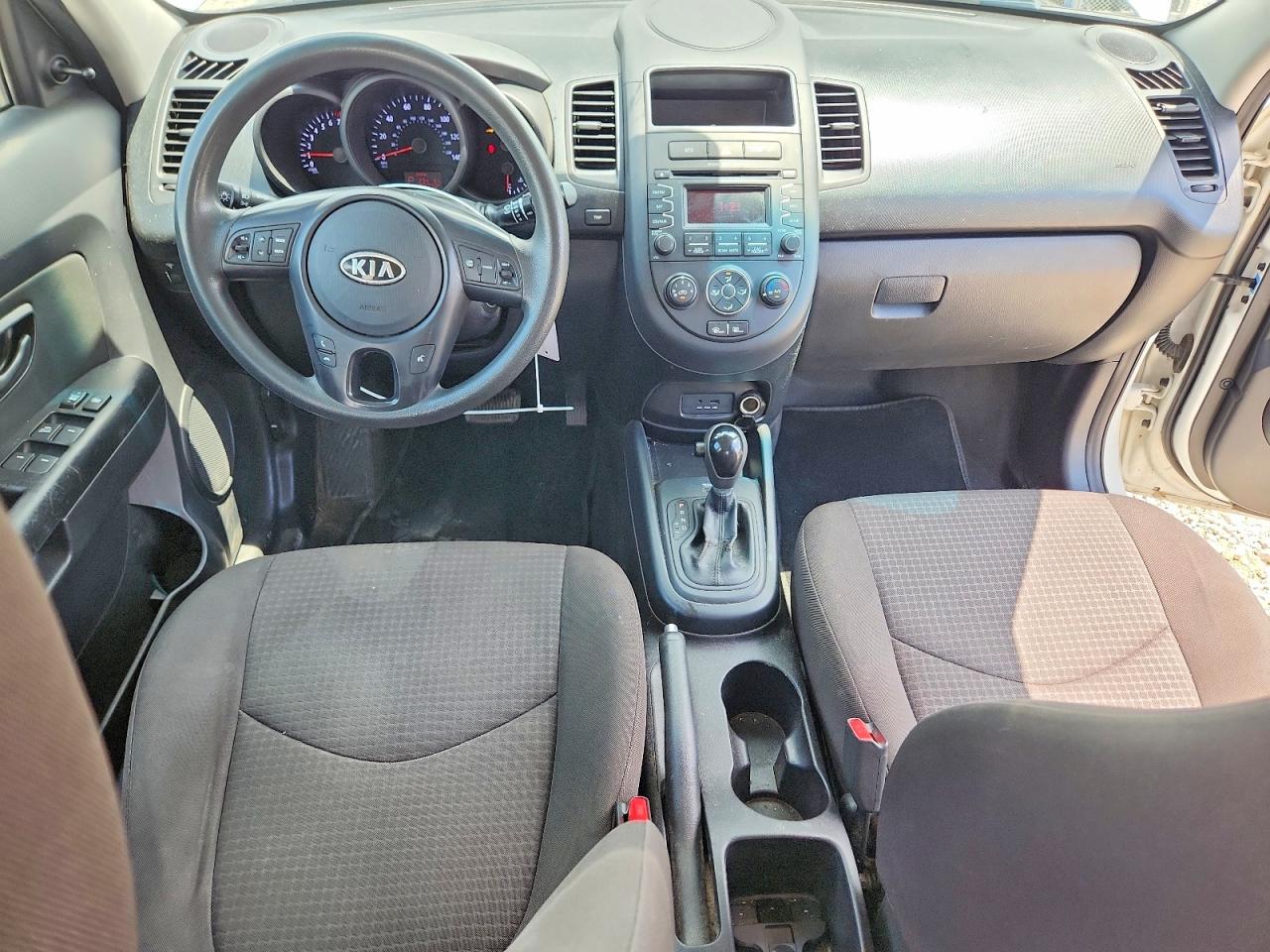 2012 Kia Soul Base White vin: KNDJT2A57C7402577