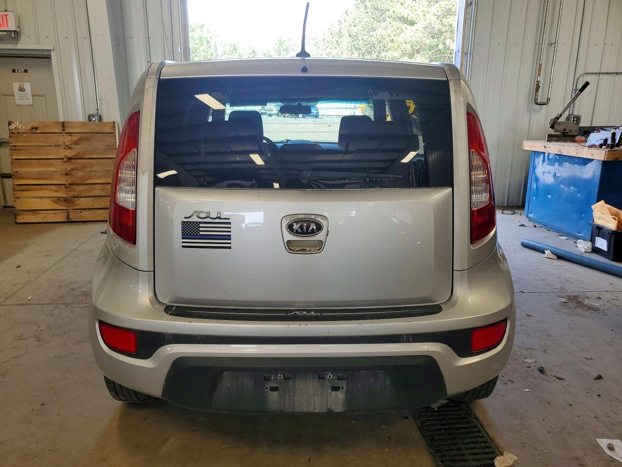 2012 Kia Soul Base Silver vin: KNDJT2A57C7445526