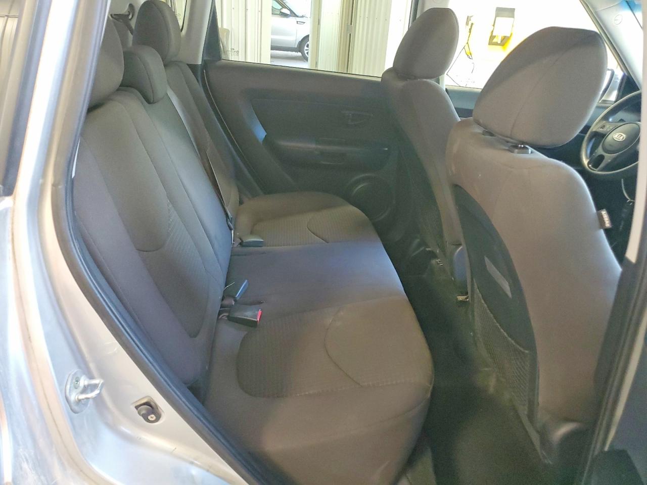 2012 Kia Soul Base Silver vin: KNDJT2A57C7445526