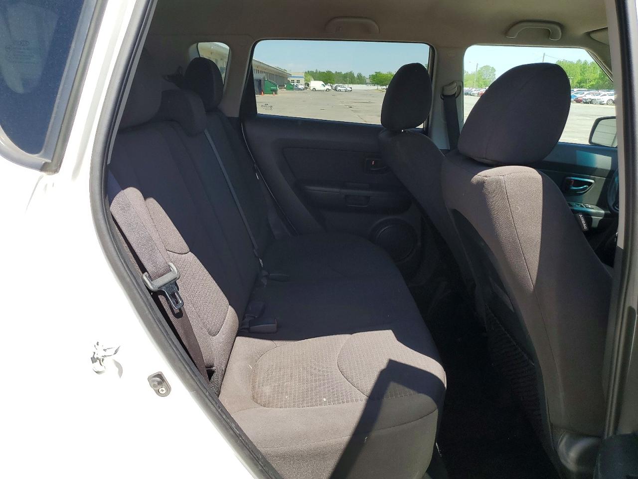 2013 Kia Soul Base White vin: KNDJT2A57D7494033