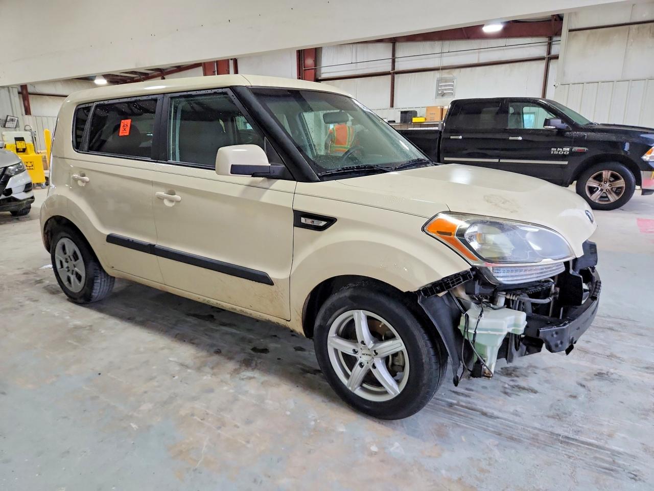 2013 Kia Soul Base Beige vin: KNDJT2A57D7532280