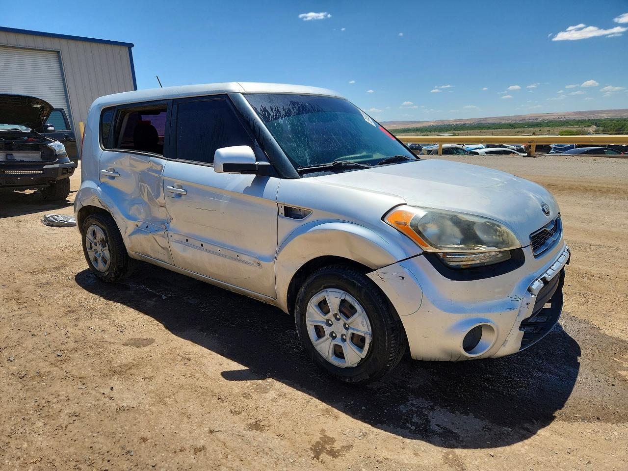 2013 Kia Soul Base Silver vin: KNDJT2A57D7555591