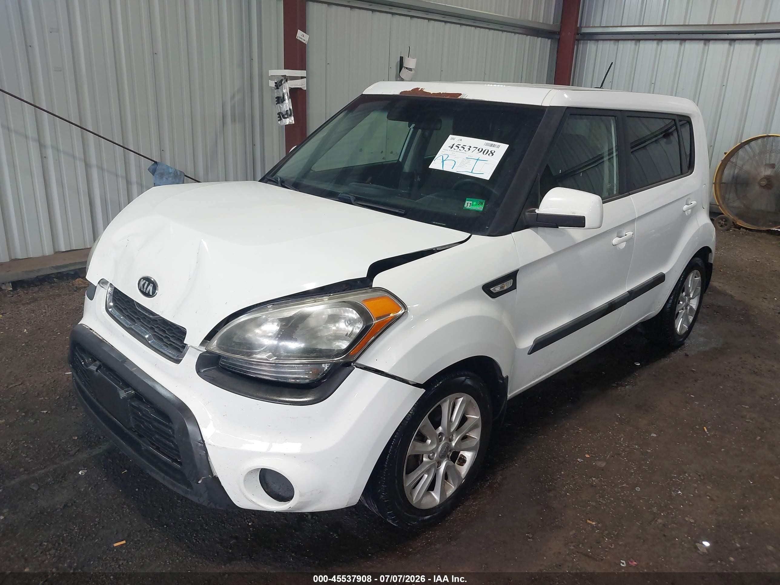 2013 Kia Soul   White vin: KNDJT2A57D7769397