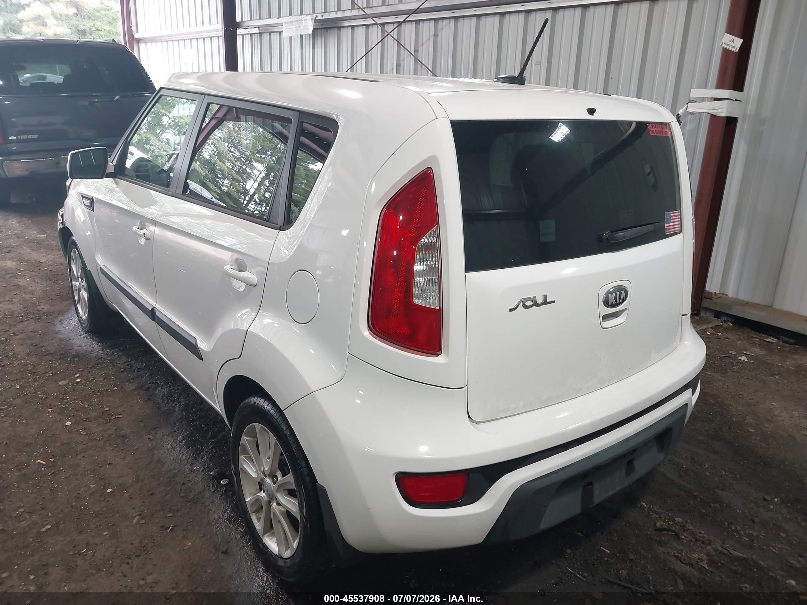 2013 Kia Soul   White vin: KNDJT2A57D7769397