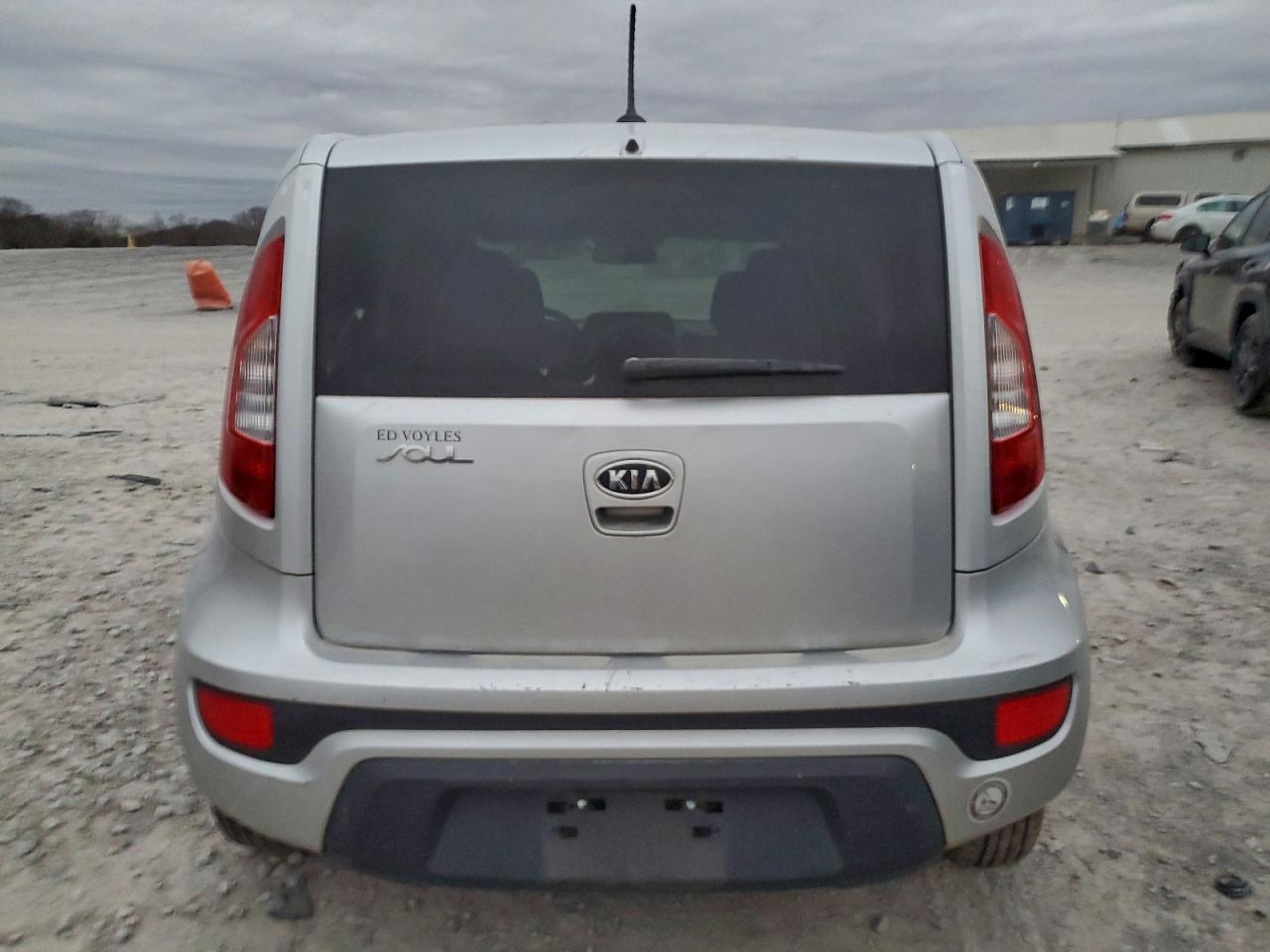 2012 Kia Soul Base Silver vin: KNDJT2A58C7459077