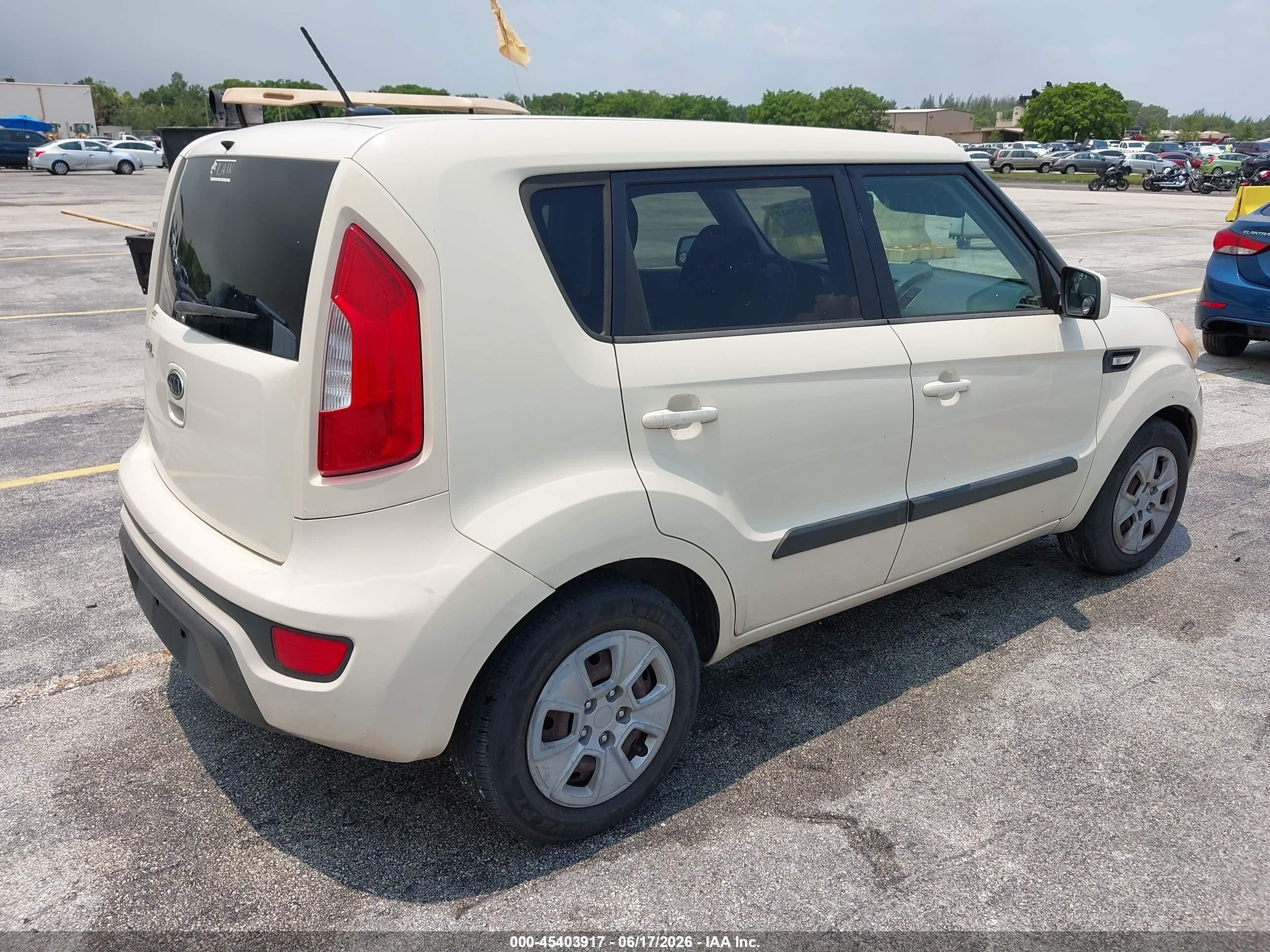 2012 Kia Soul ! Beige vin: KNDJT2A58C7459337