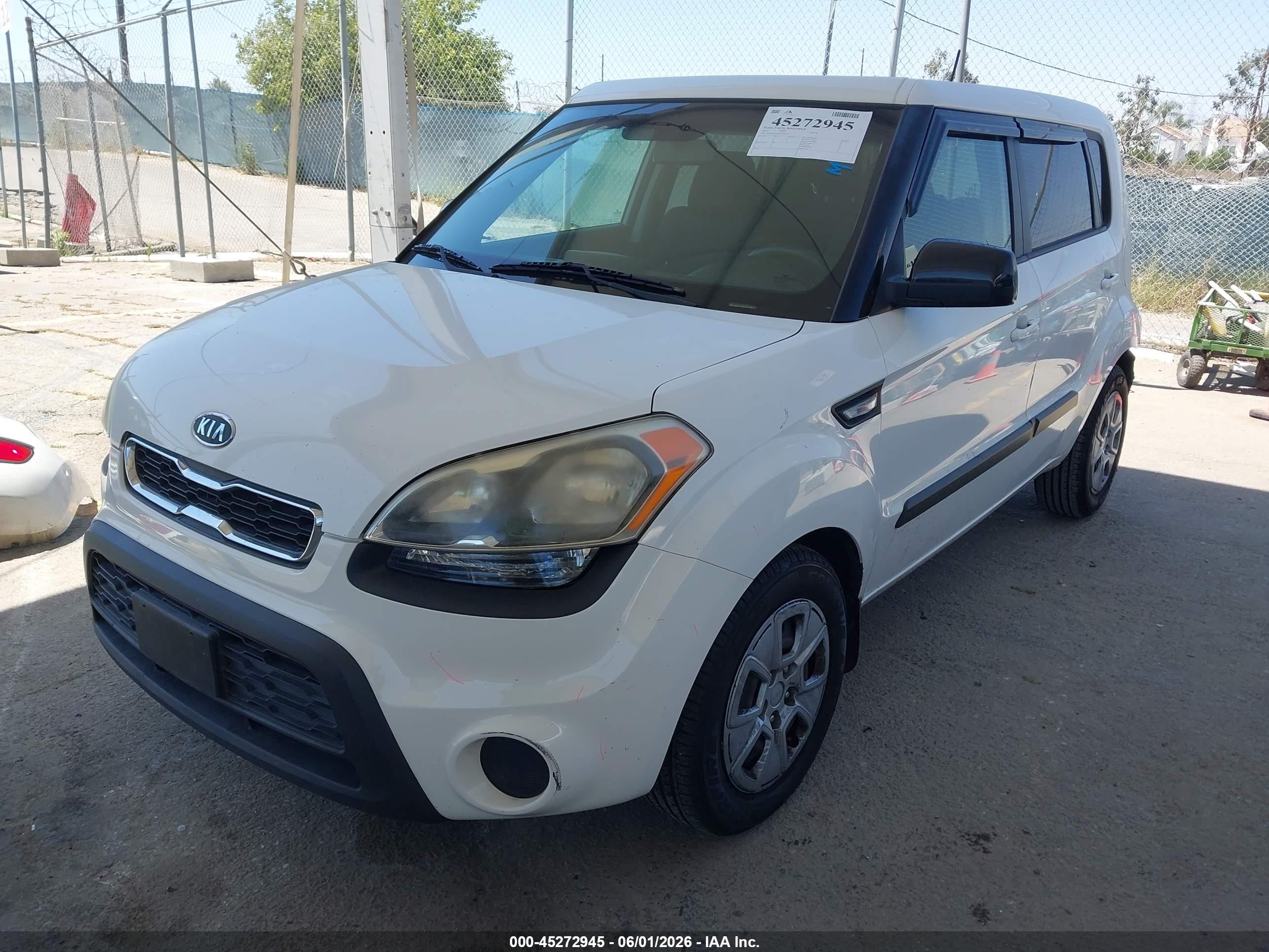 2012 Kia Soul   White vin: KNDJT2A58C7477787