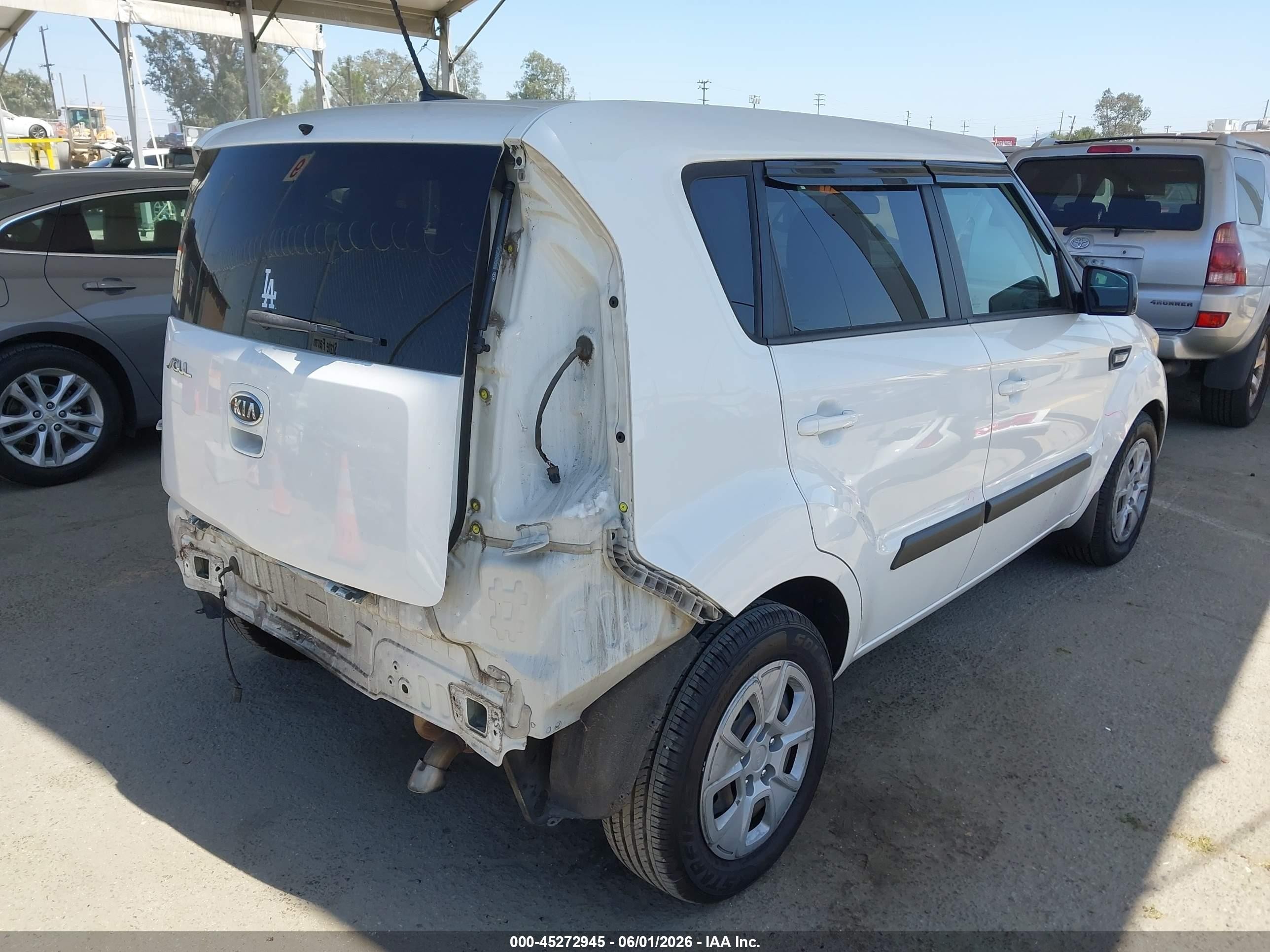 2012 Kia Soul   White vin: KNDJT2A58C7477787
