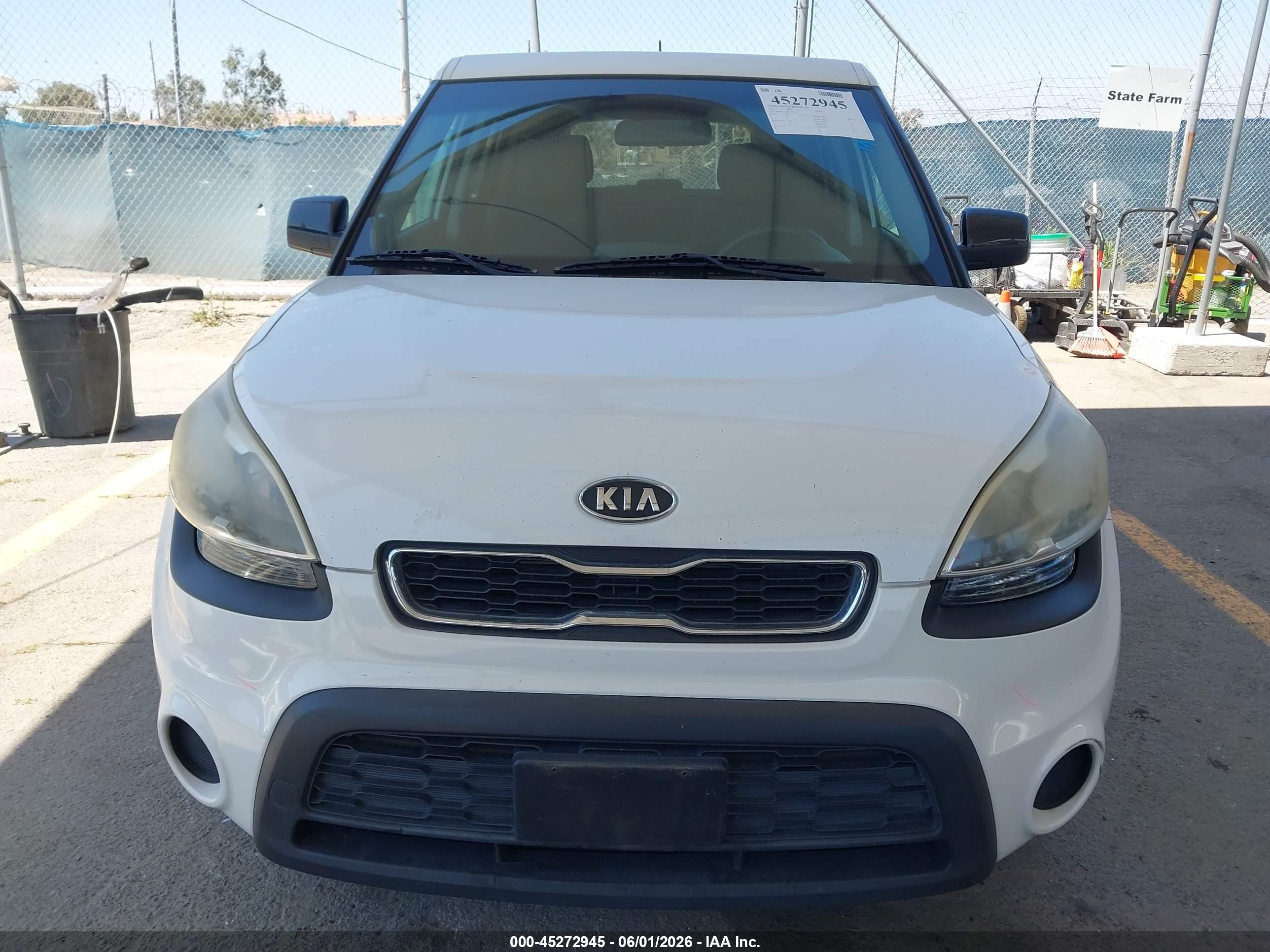 2012 Kia Soul   White vin: KNDJT2A58C7477787