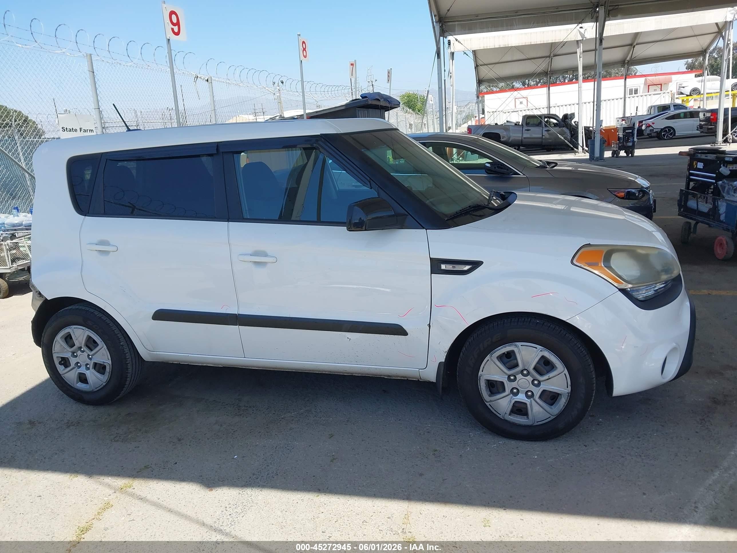 2012 Kia Soul   White vin: KNDJT2A58C7477787