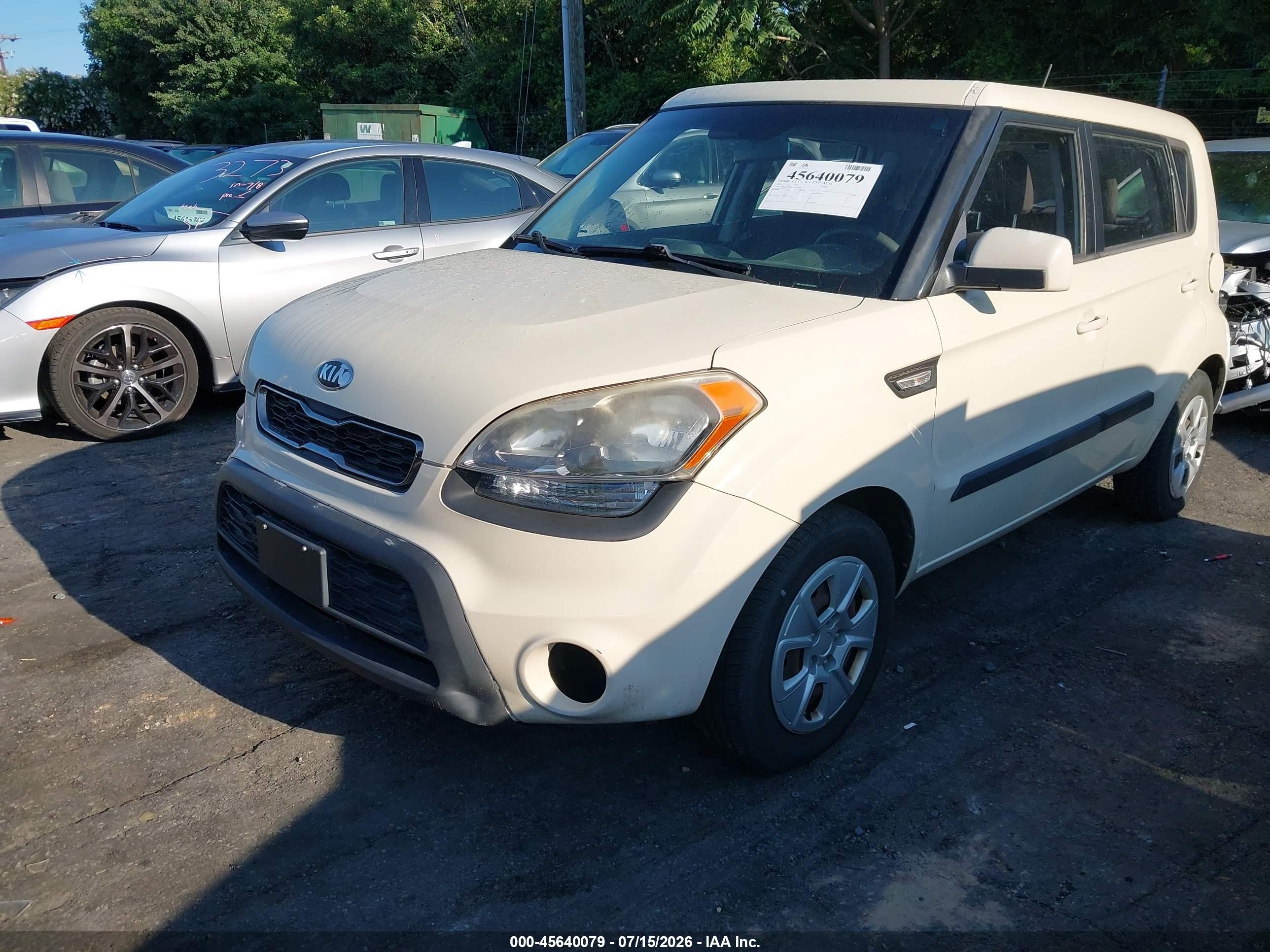 2013 Kia Soul   Cream vin: KNDJT2A58D7512359