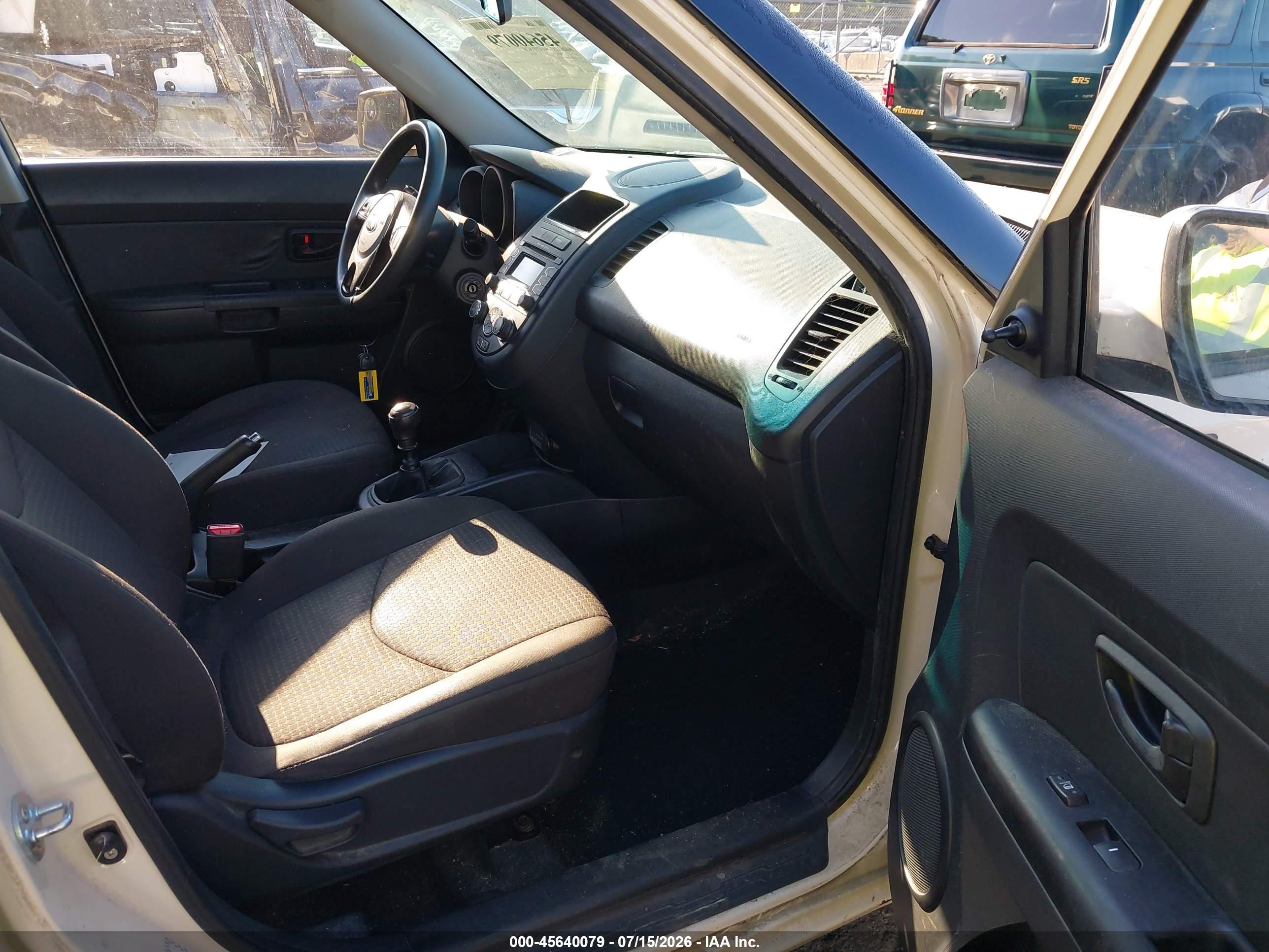 2013 Kia Soul   Cream vin: KNDJT2A58D7512359
