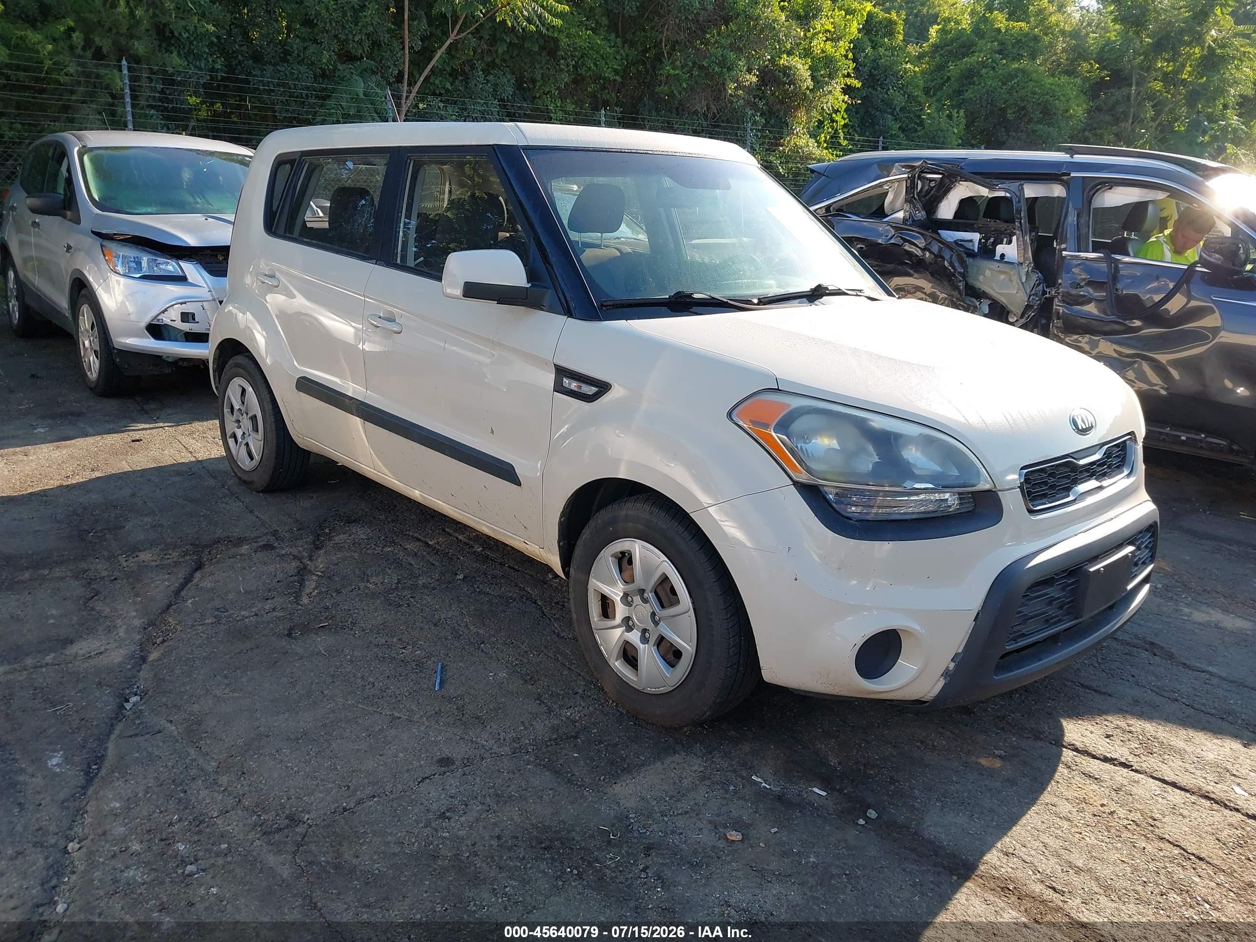2013 Kia Soul   Cream vin: KNDJT2A58D7512359