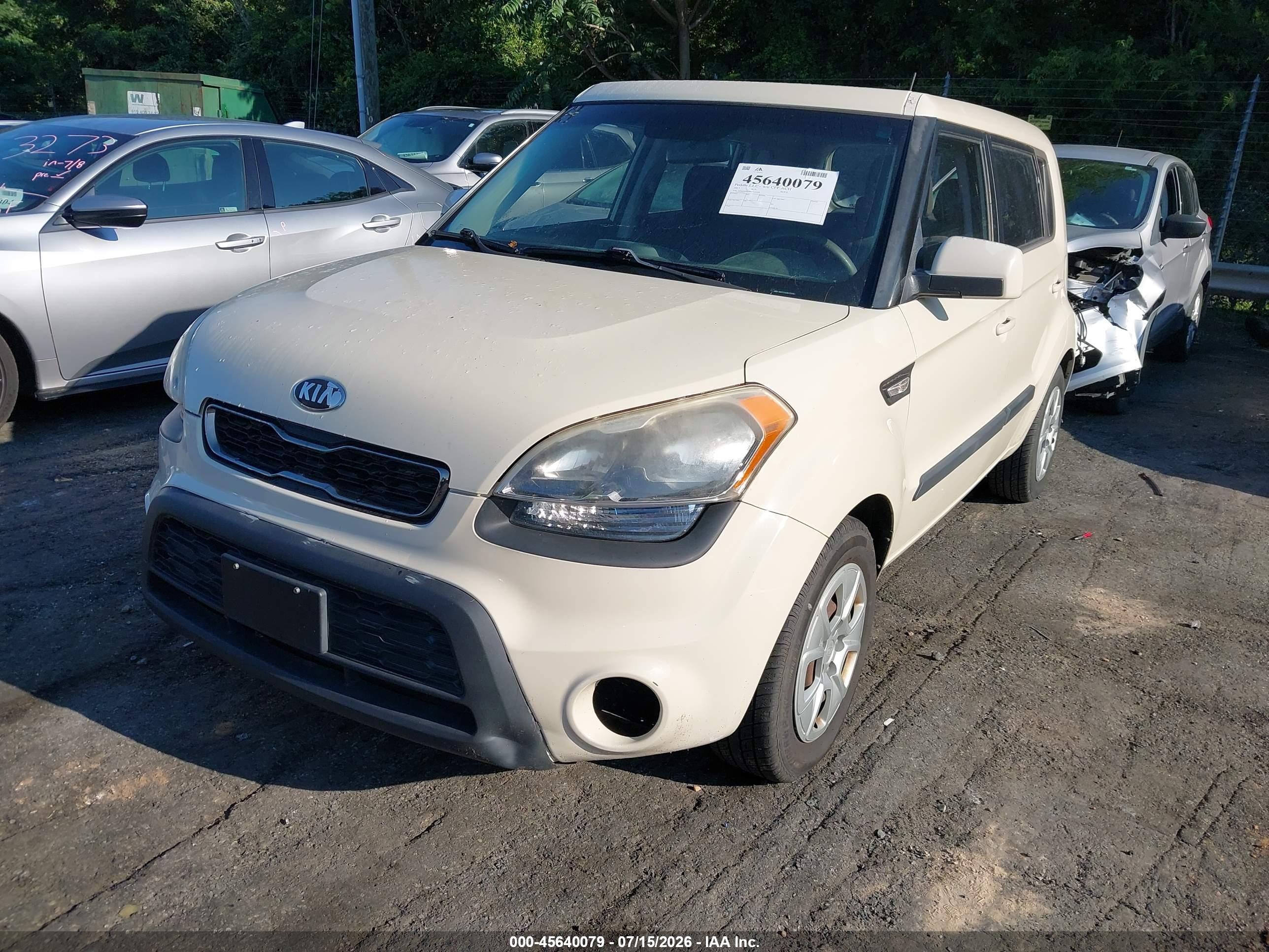 2013 Kia Soul   Cream vin: KNDJT2A58D7512359