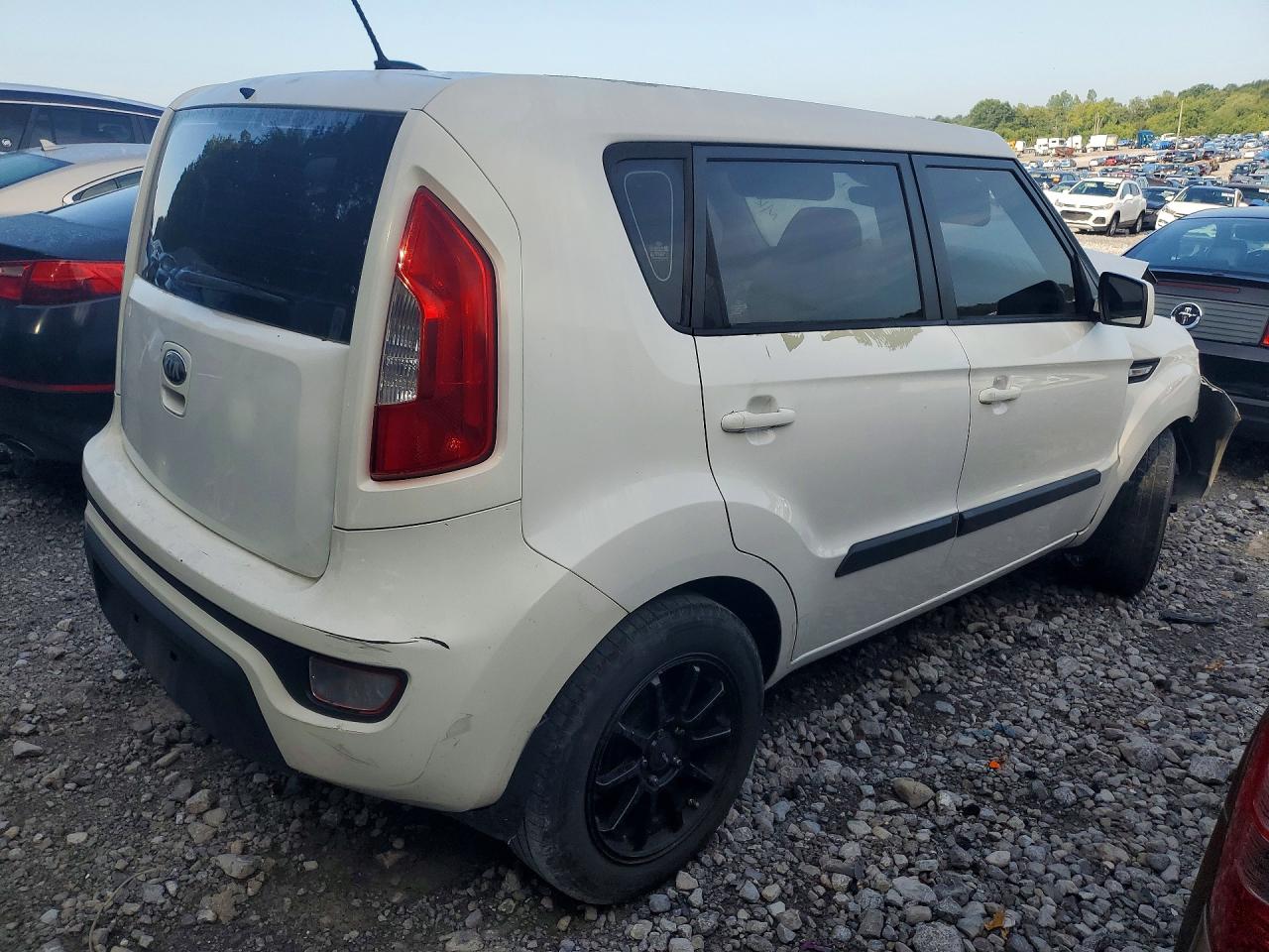 2013 Kia Soul Base White vin: KNDJT2A58D7569192