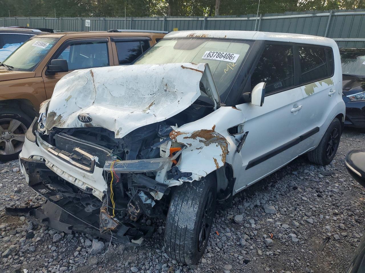 2013 Kia Soul Base White vin: KNDJT2A58D7569192
