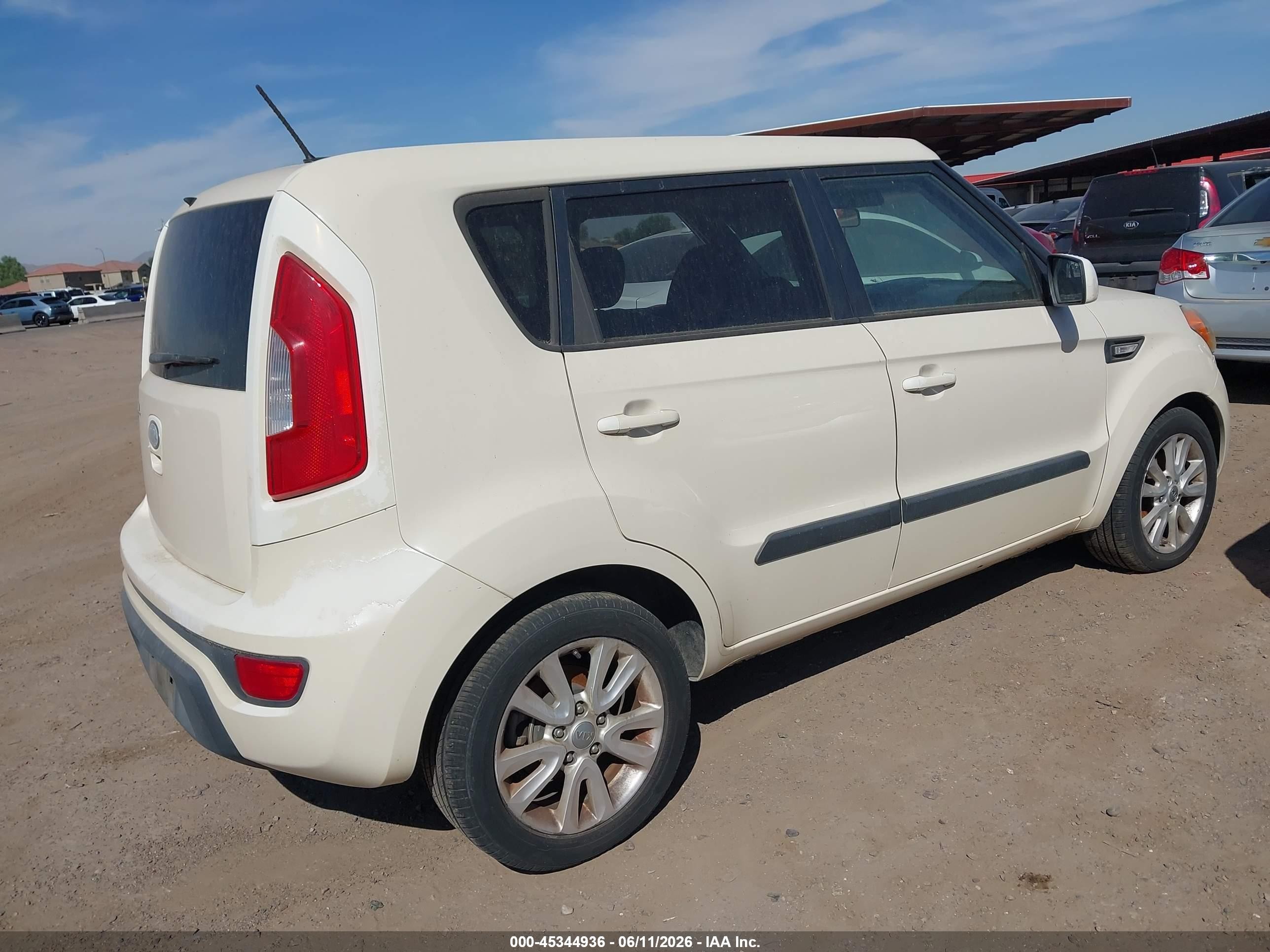 2013 Kia Soul Cream vin: KNDJT2A58D7757548