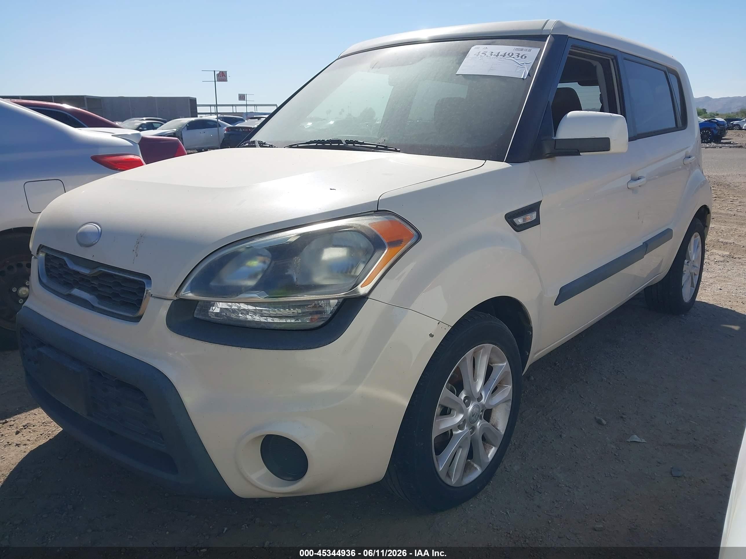 2013 Kia Soul Cream vin: KNDJT2A58D7757548