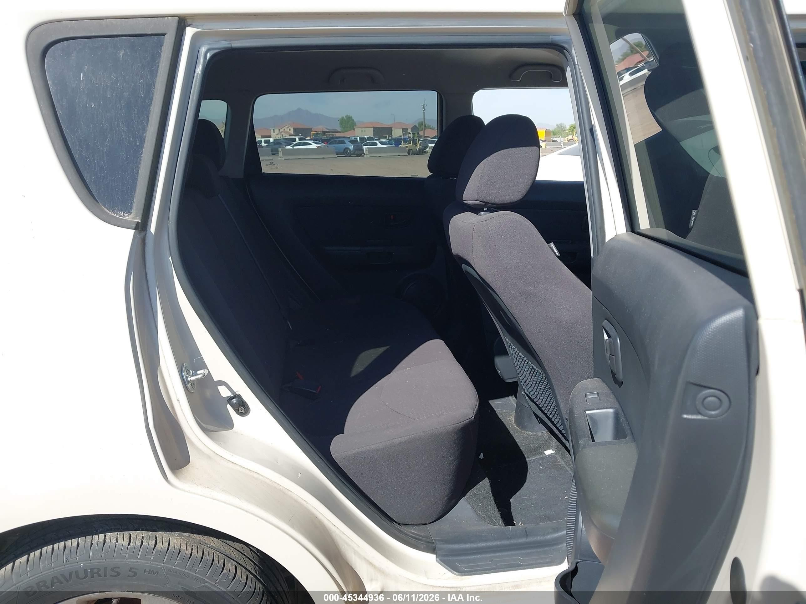 2013 Kia Soul Cream vin: KNDJT2A58D7757548