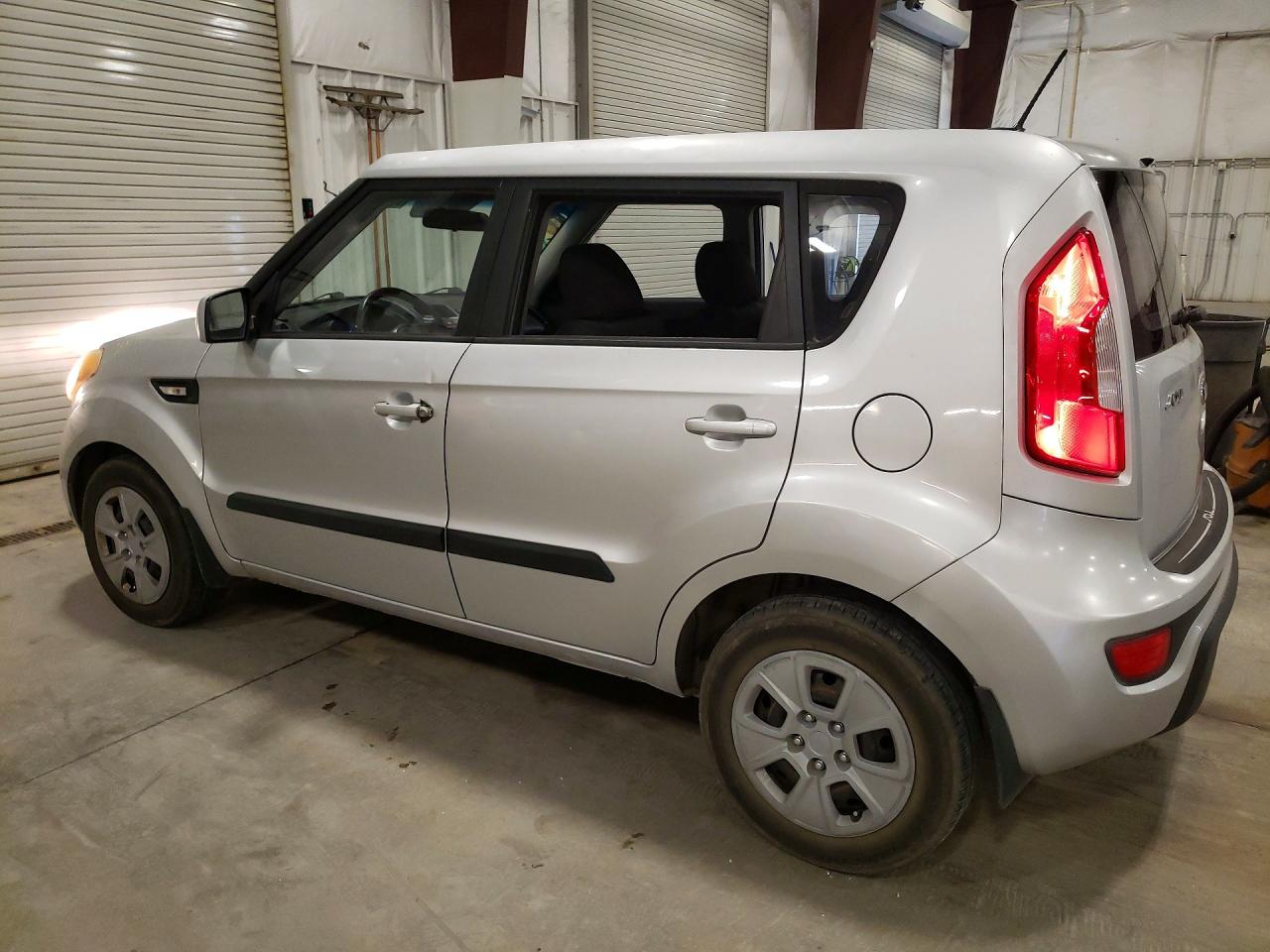 2013 Kia Soul Base Silver vin: KNDJT2A58D7765052