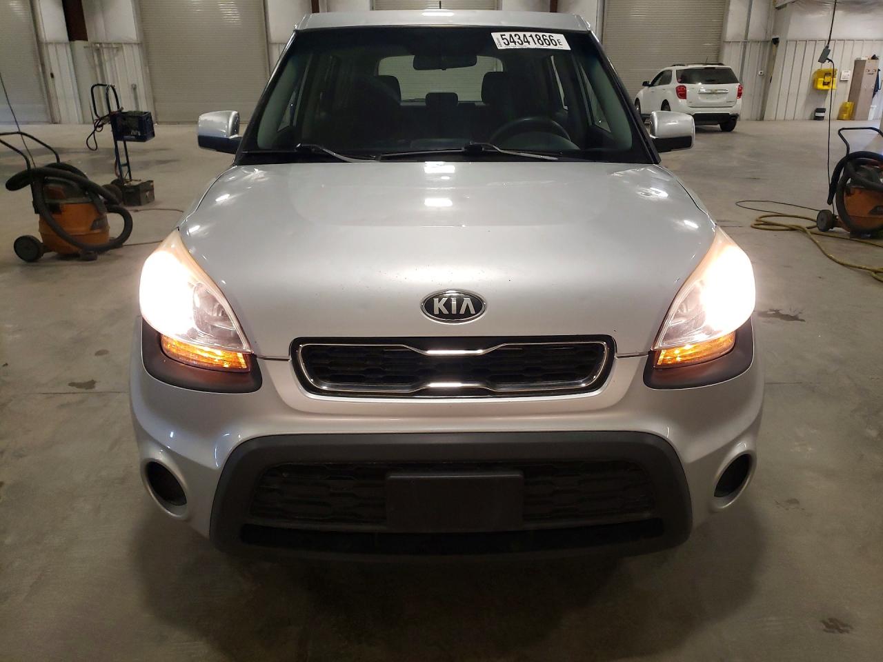 2013 Kia Soul Base Silver vin: KNDJT2A58D7765052