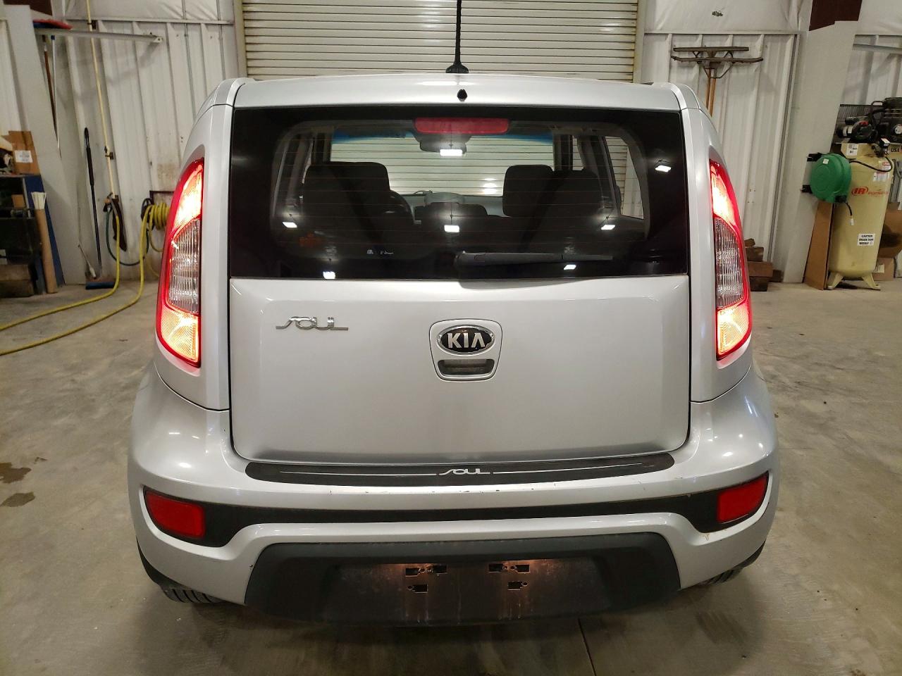 2013 Kia Soul Base Silver vin: KNDJT2A58D7765052