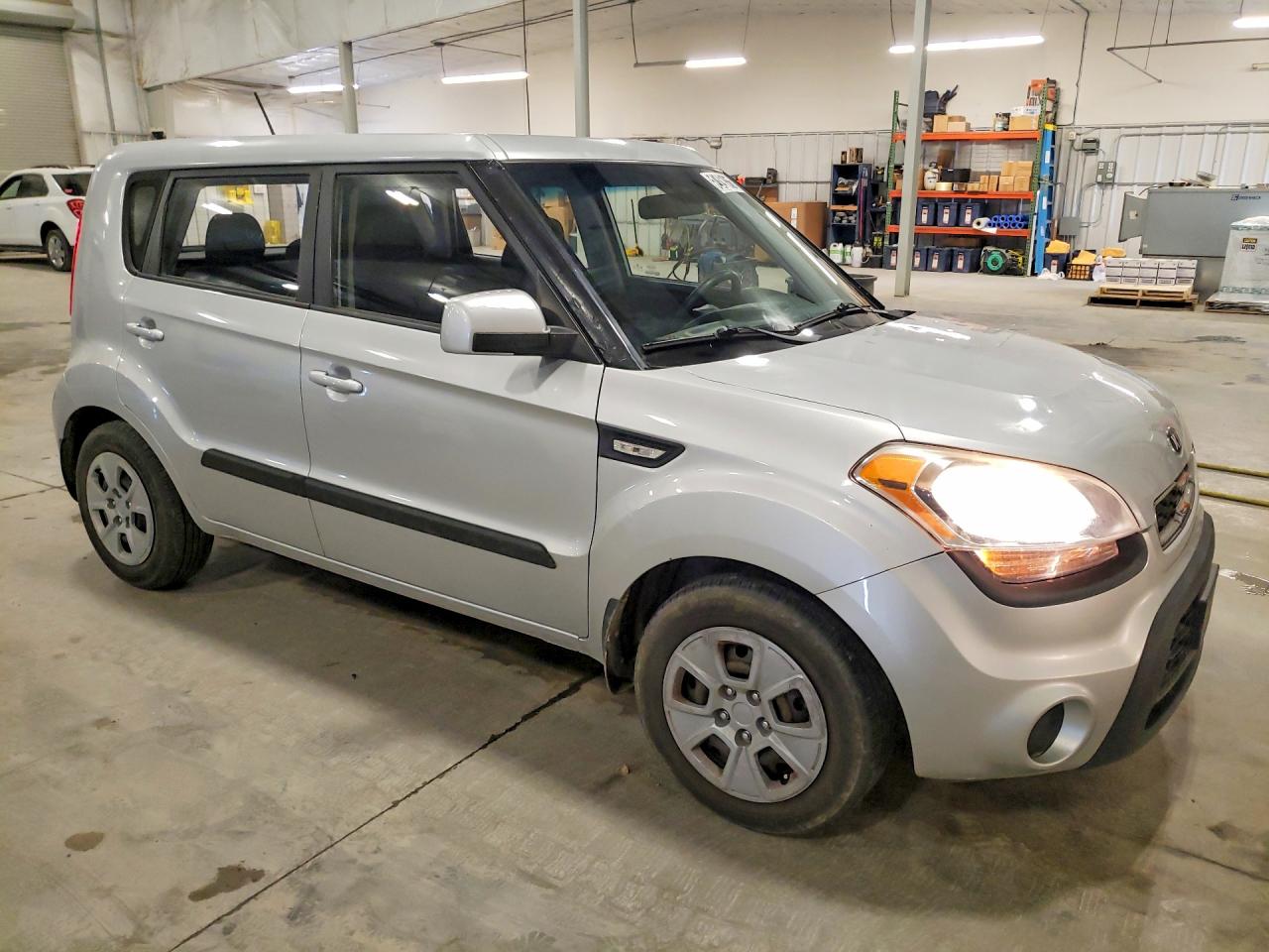 2013 Kia Soul Base Silver vin: KNDJT2A58D7765052