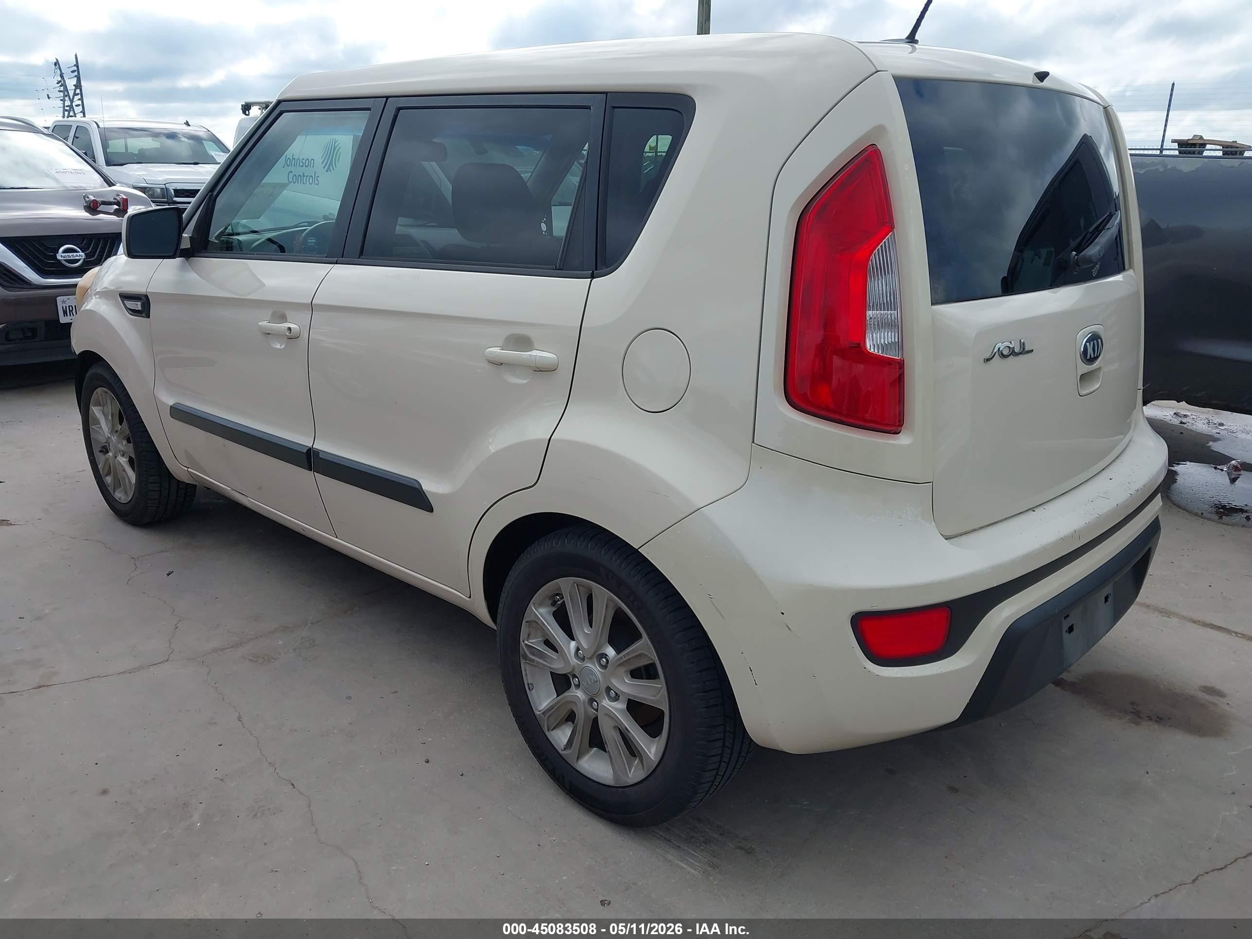 2013 Kia Soul   White vin: KNDJT2A58D7767108