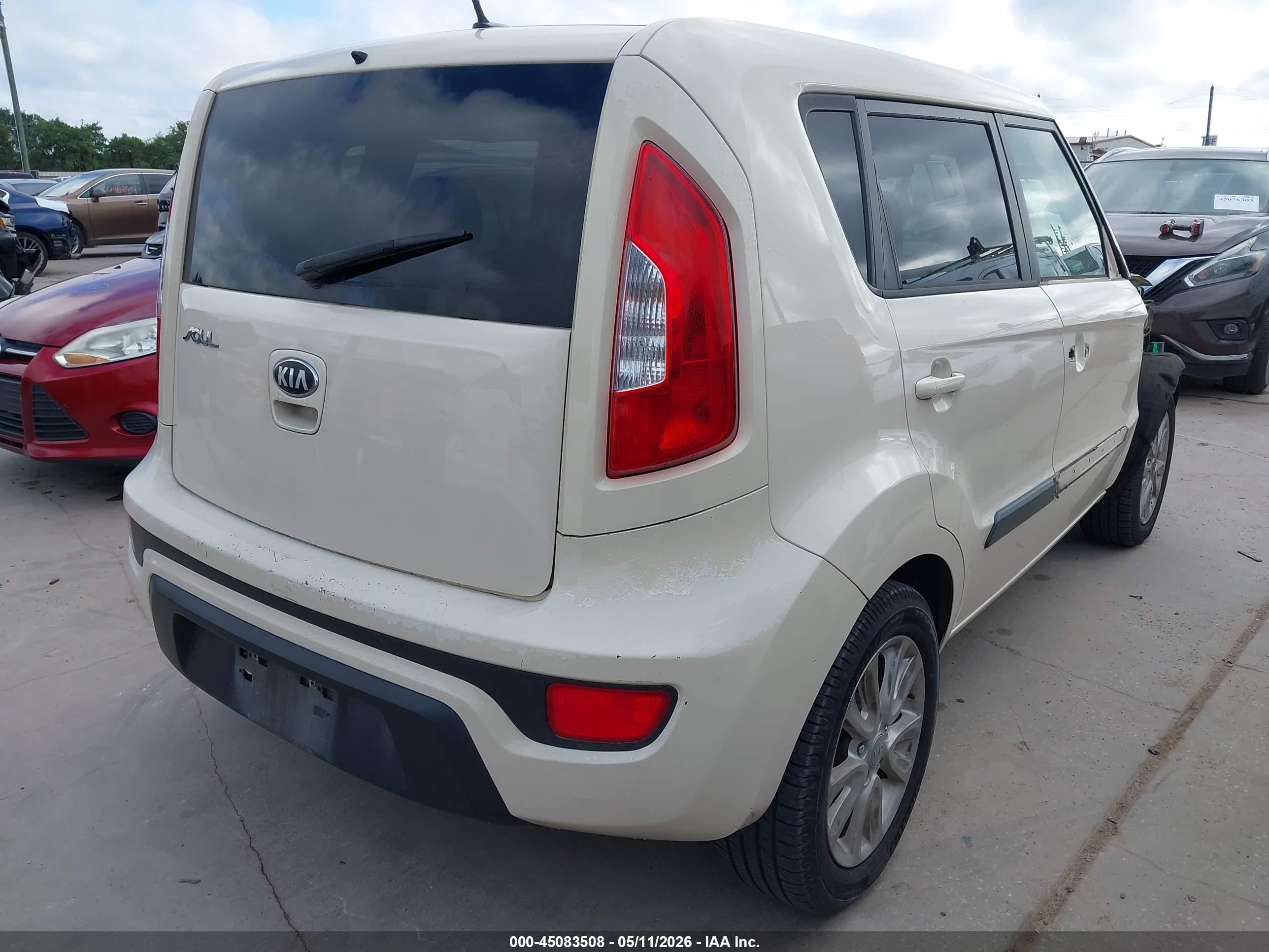 2013 Kia Soul   White vin: KNDJT2A58D7767108