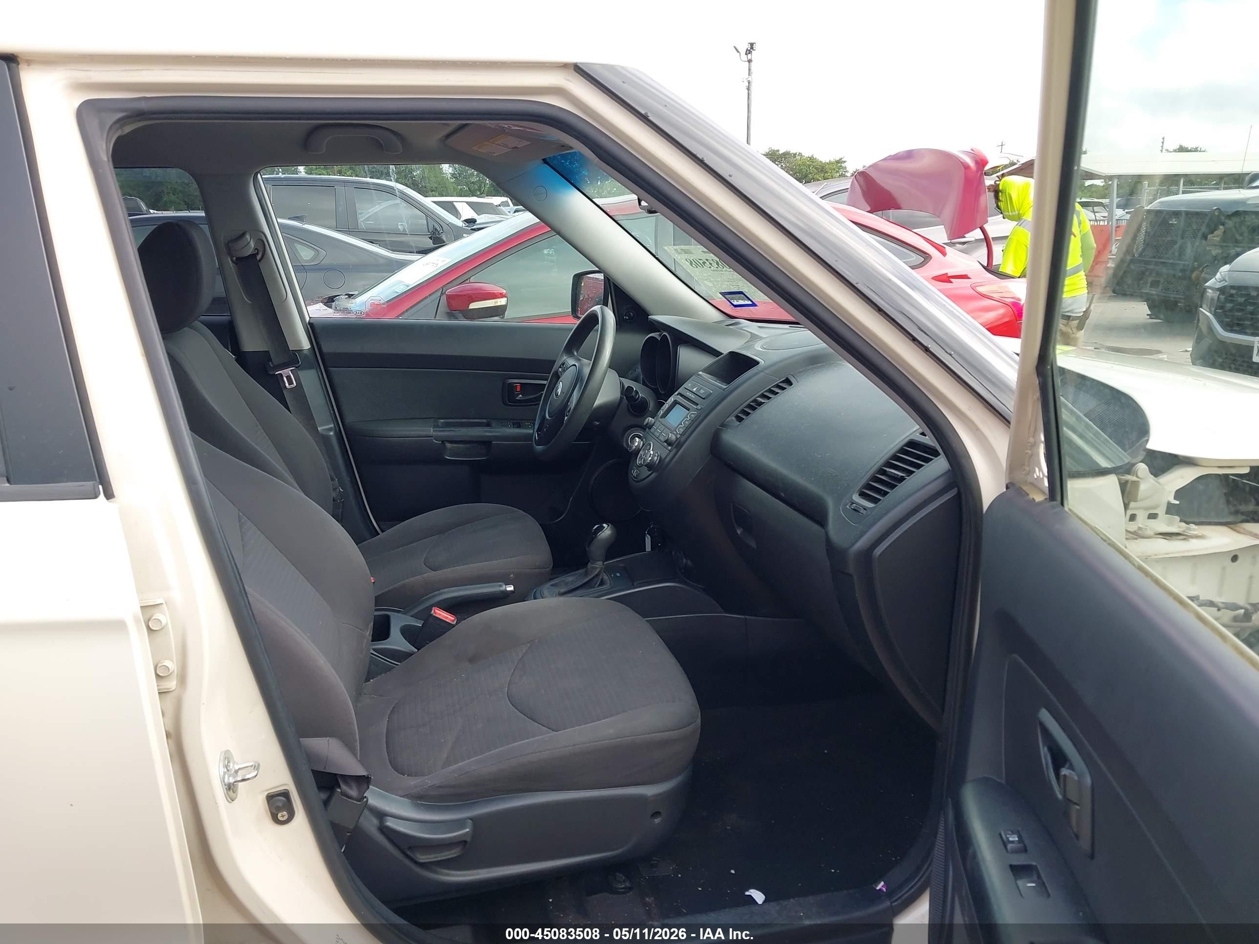 2013 Kia Soul   White vin: KNDJT2A58D7767108