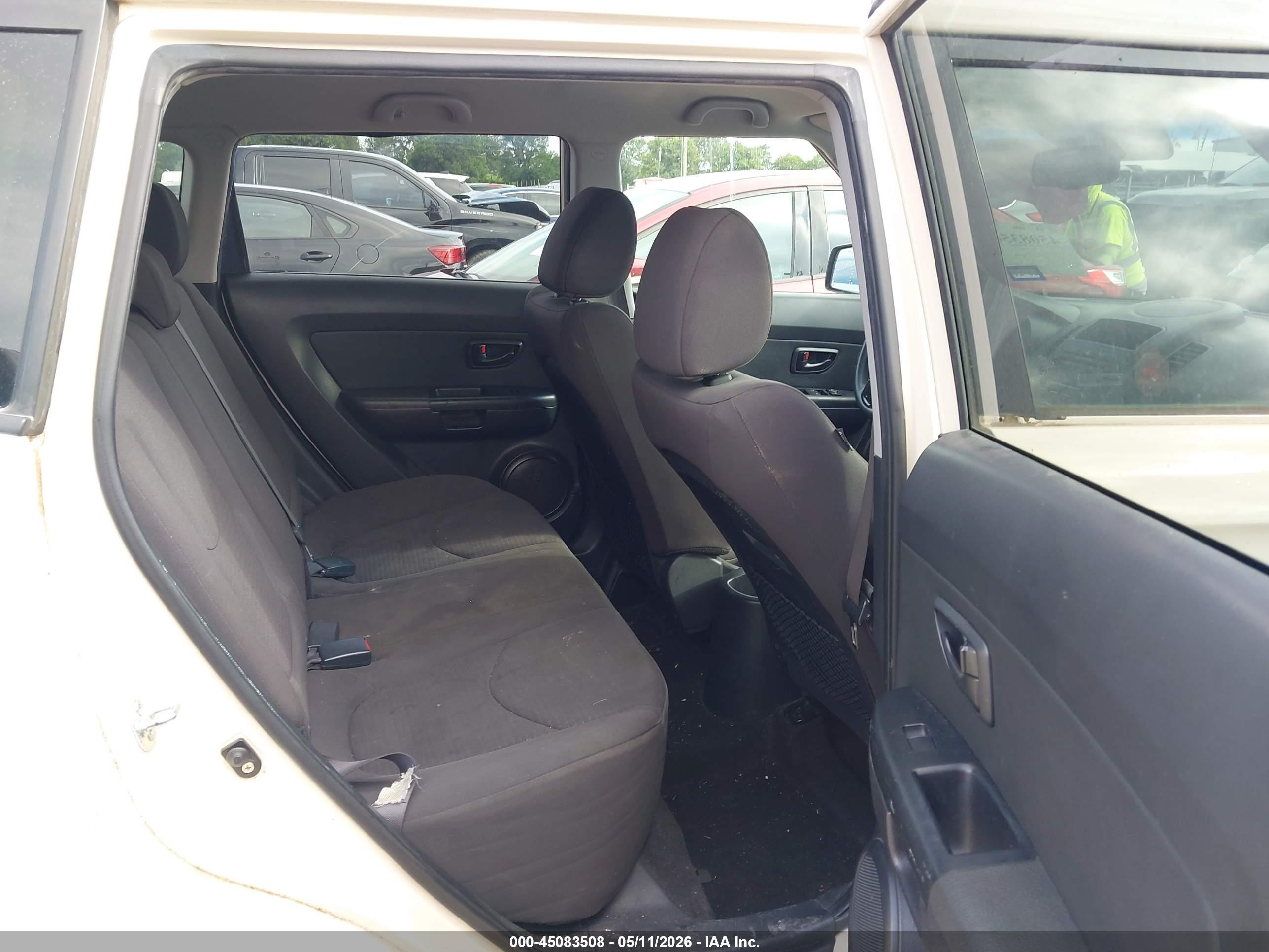 2013 Kia Soul   White vin: KNDJT2A58D7767108