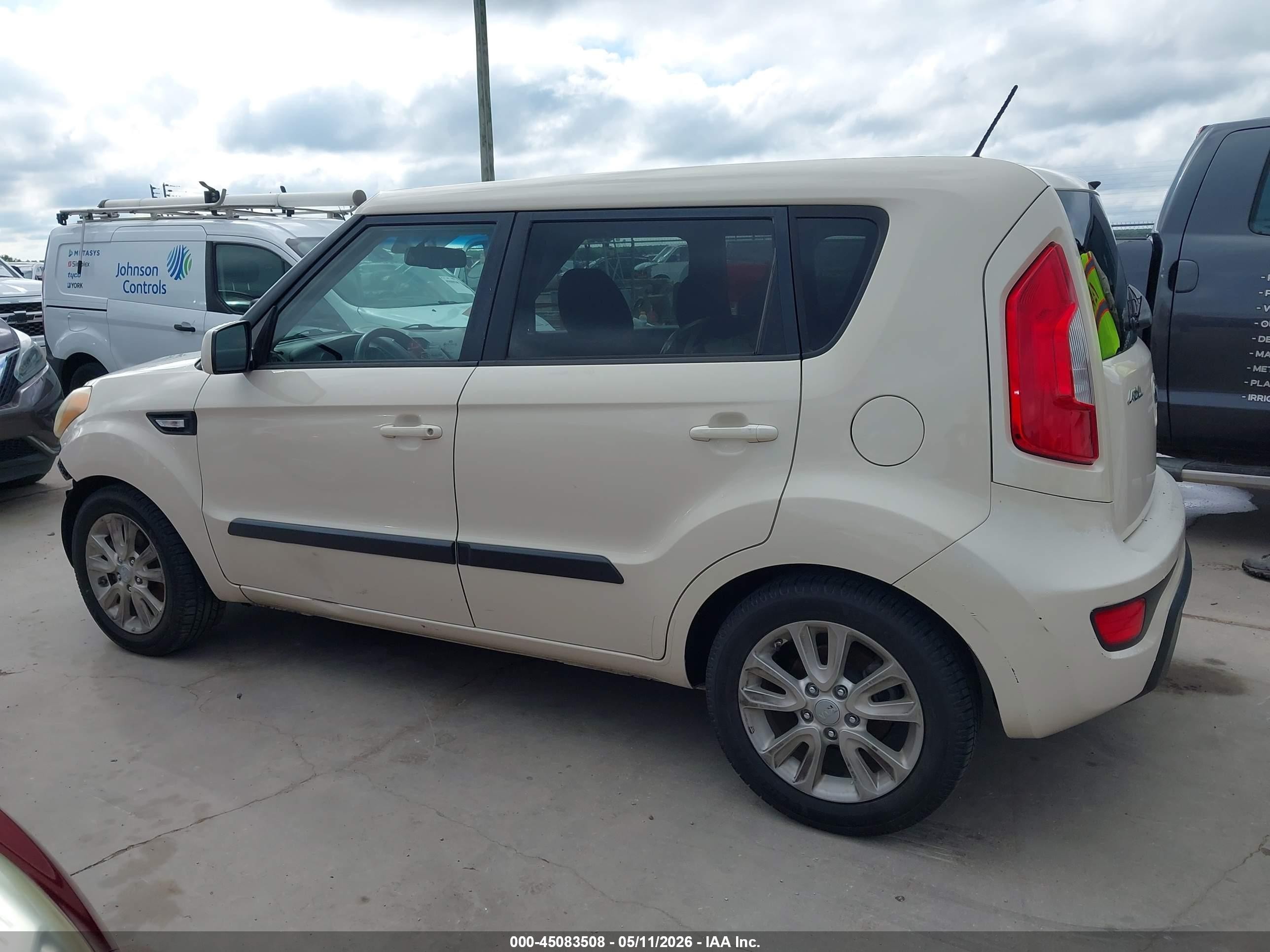 2013 Kia Soul   White vin: KNDJT2A58D7767108