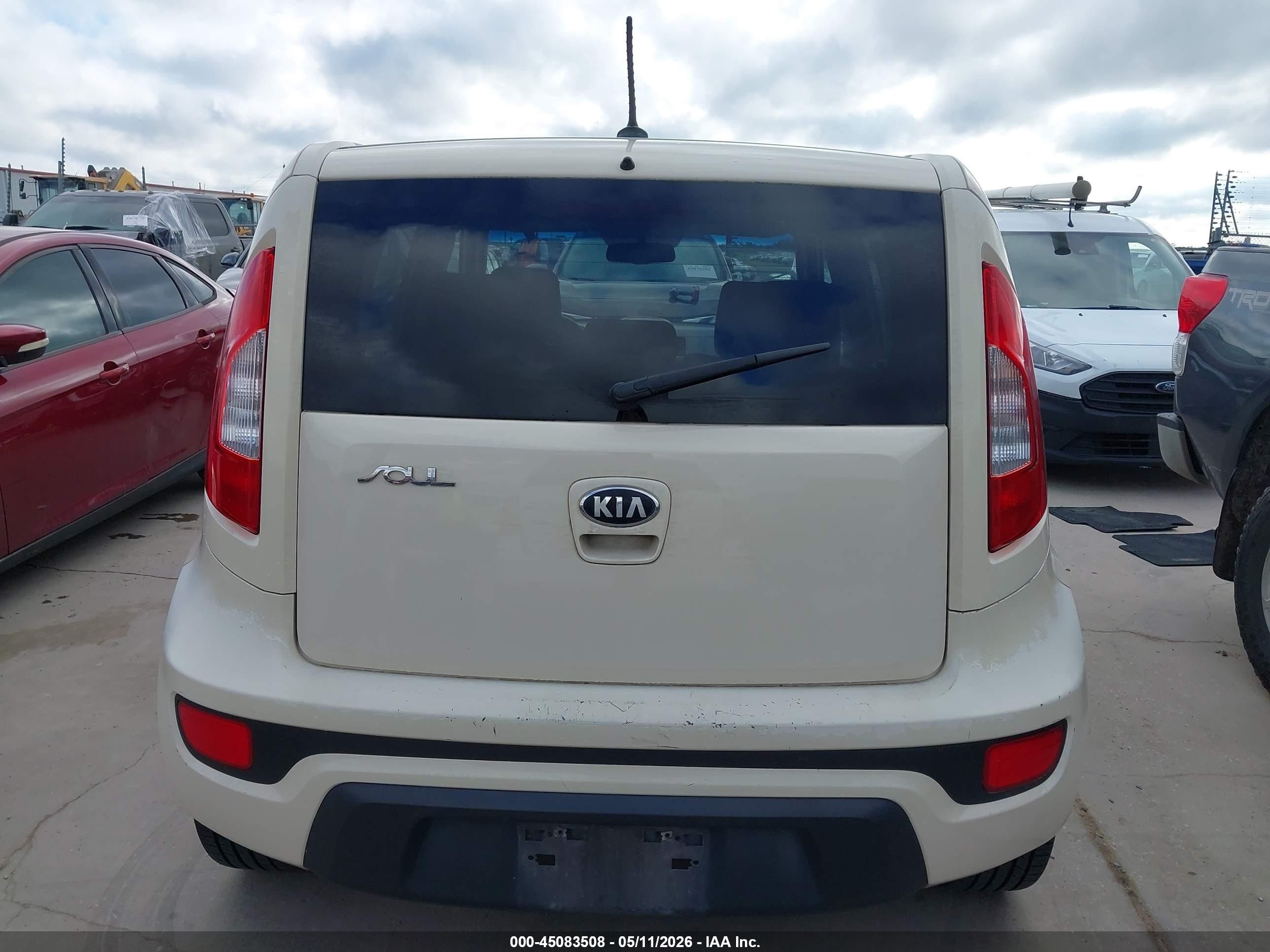 2013 Kia Soul   White vin: KNDJT2A58D7767108