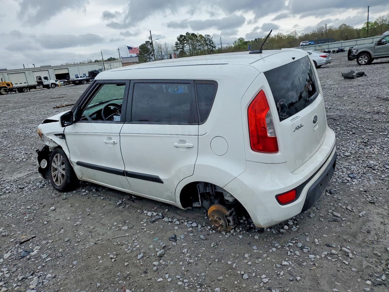 2013 Kia Soul Base White vin: KNDJT2A58D7777329