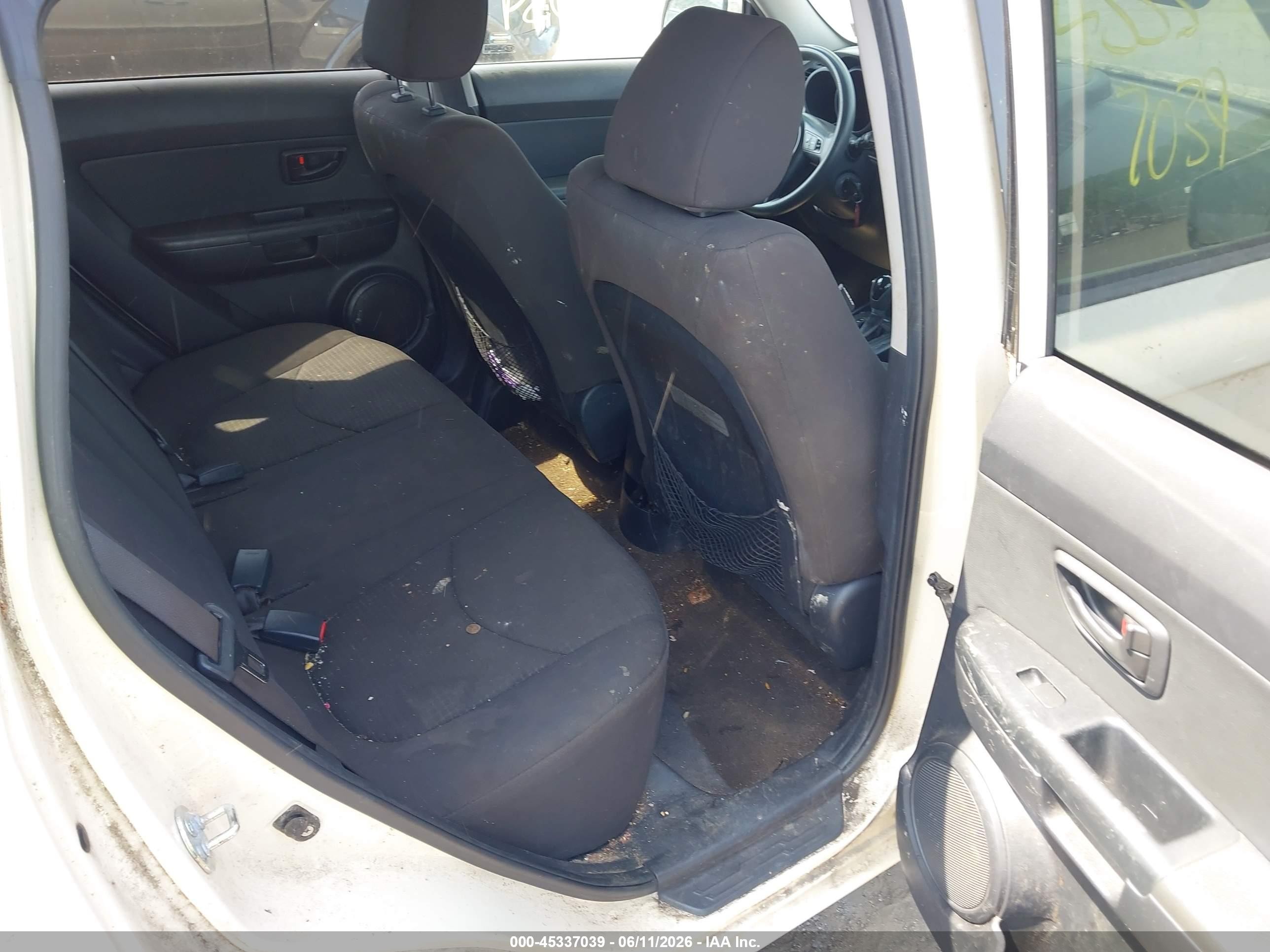 2012 Kia Soul   White vin: KNDJT2A59C7387340