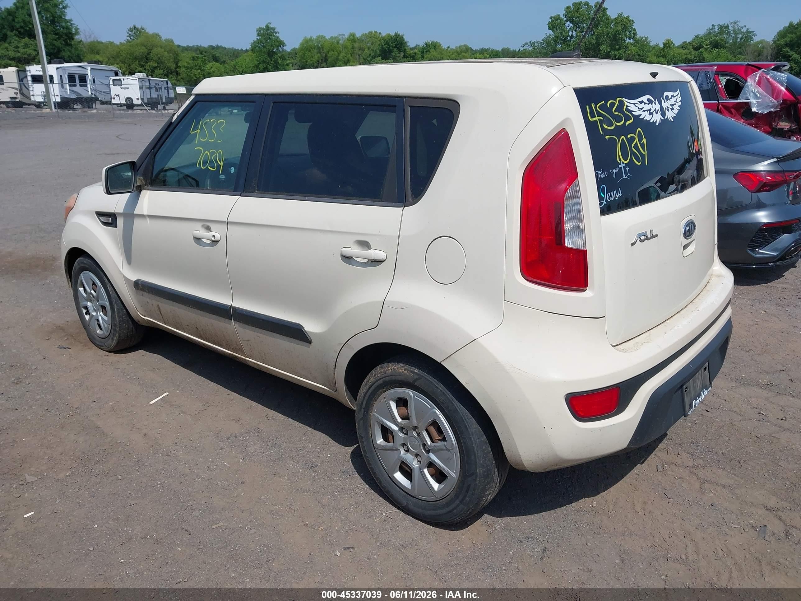 2012 Kia Soul   White vin: KNDJT2A59C7387340
