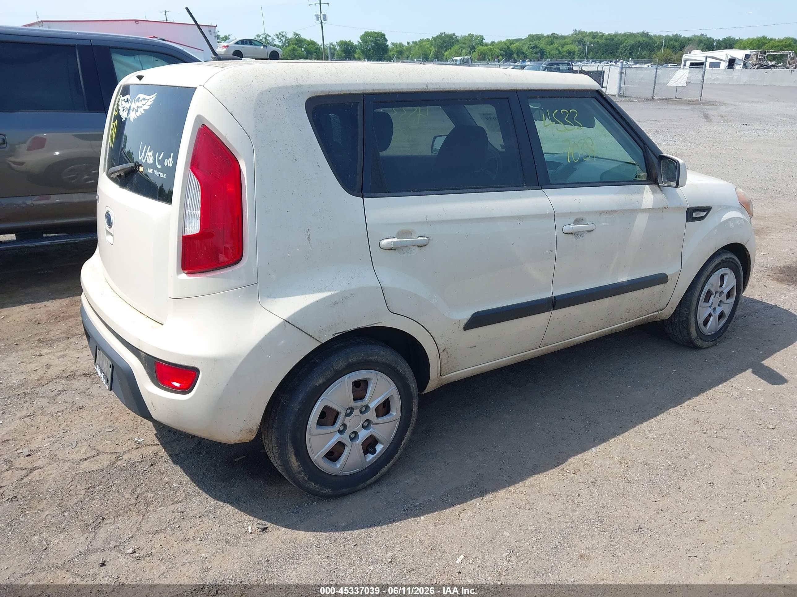 2012 Kia Soul   White vin: KNDJT2A59C7387340