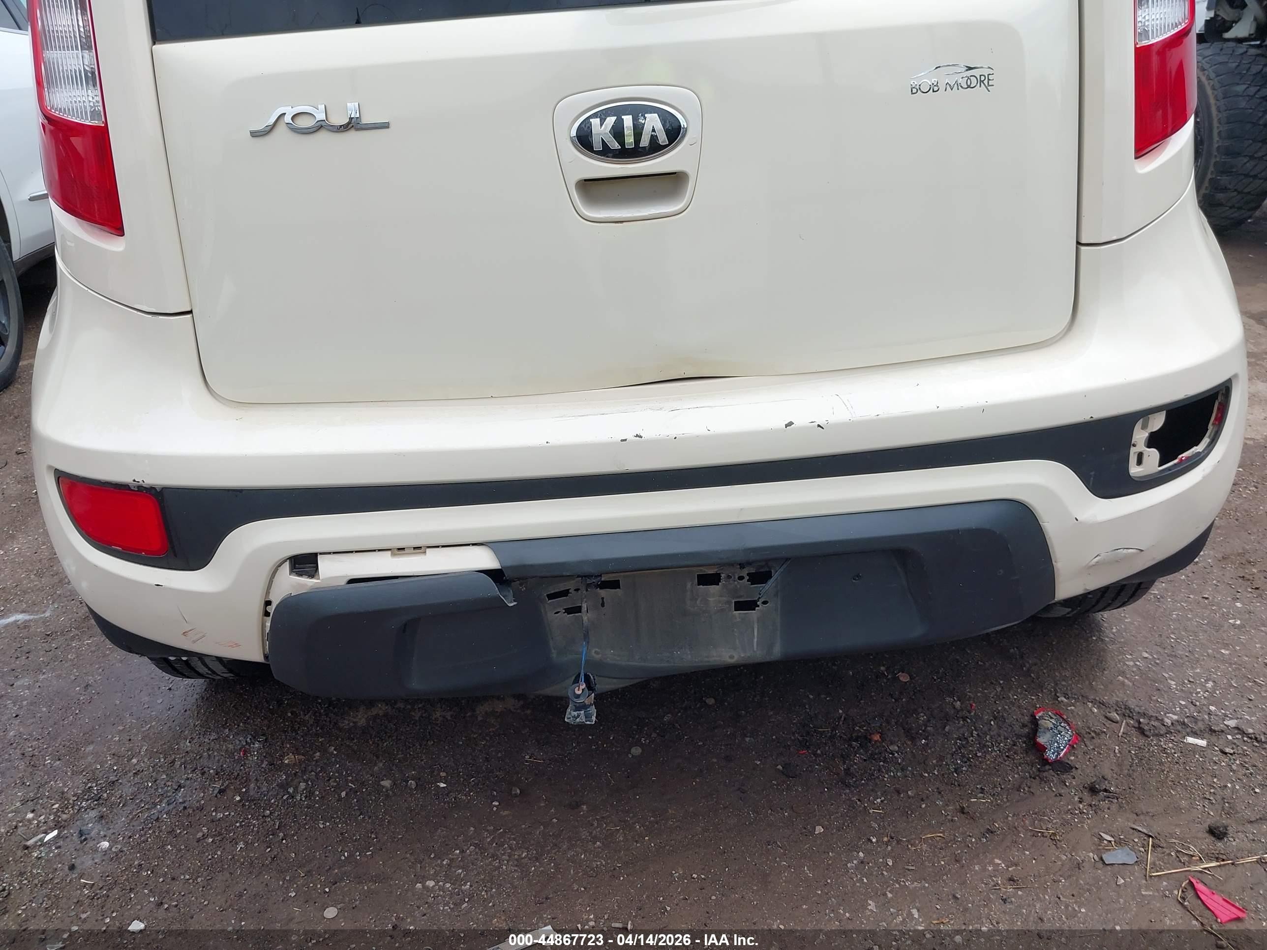 2013 Kia Soul   White vin: KNDJT2A59D7511656