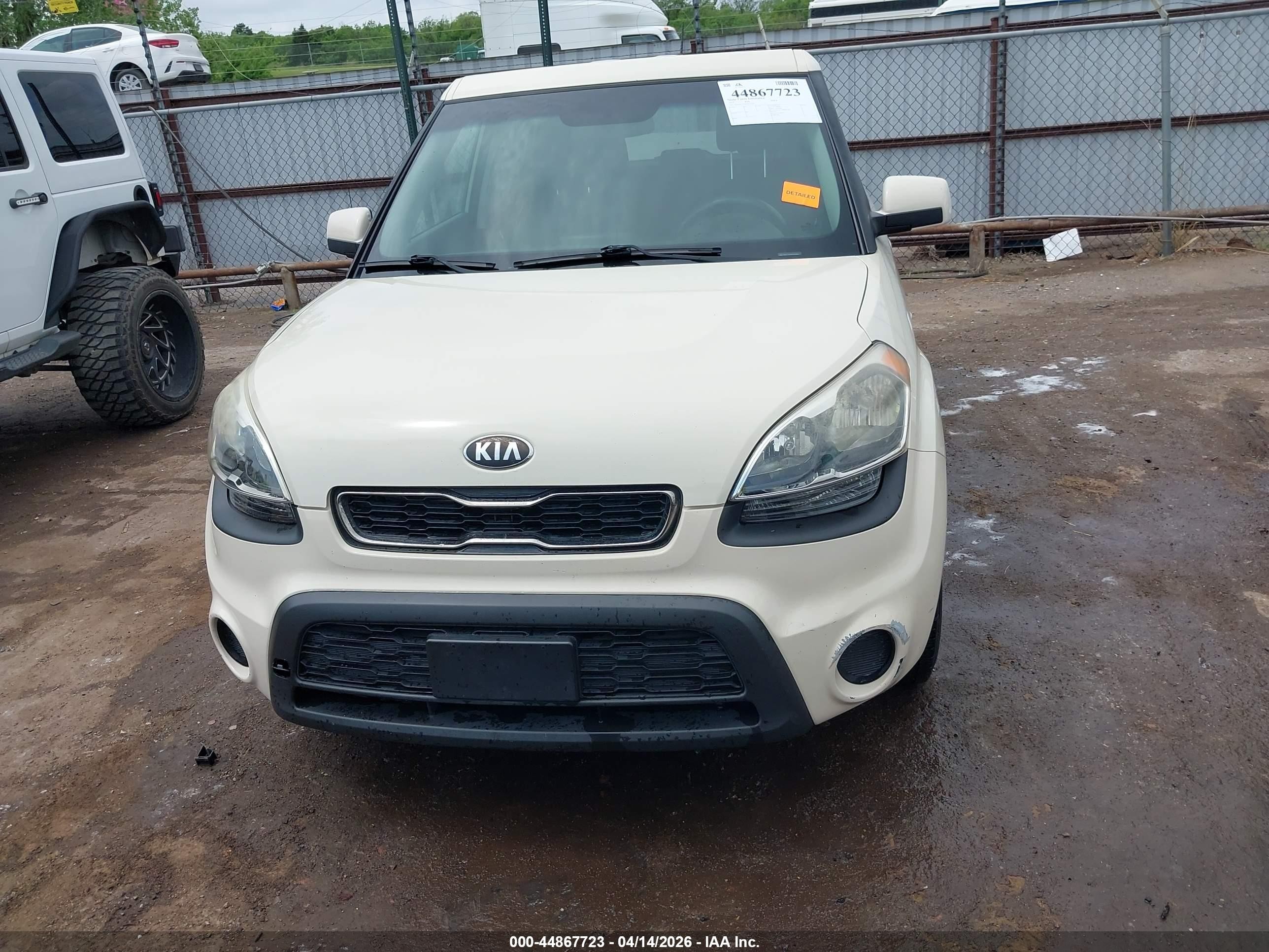 2013 Kia Soul   White vin: KNDJT2A59D7511656