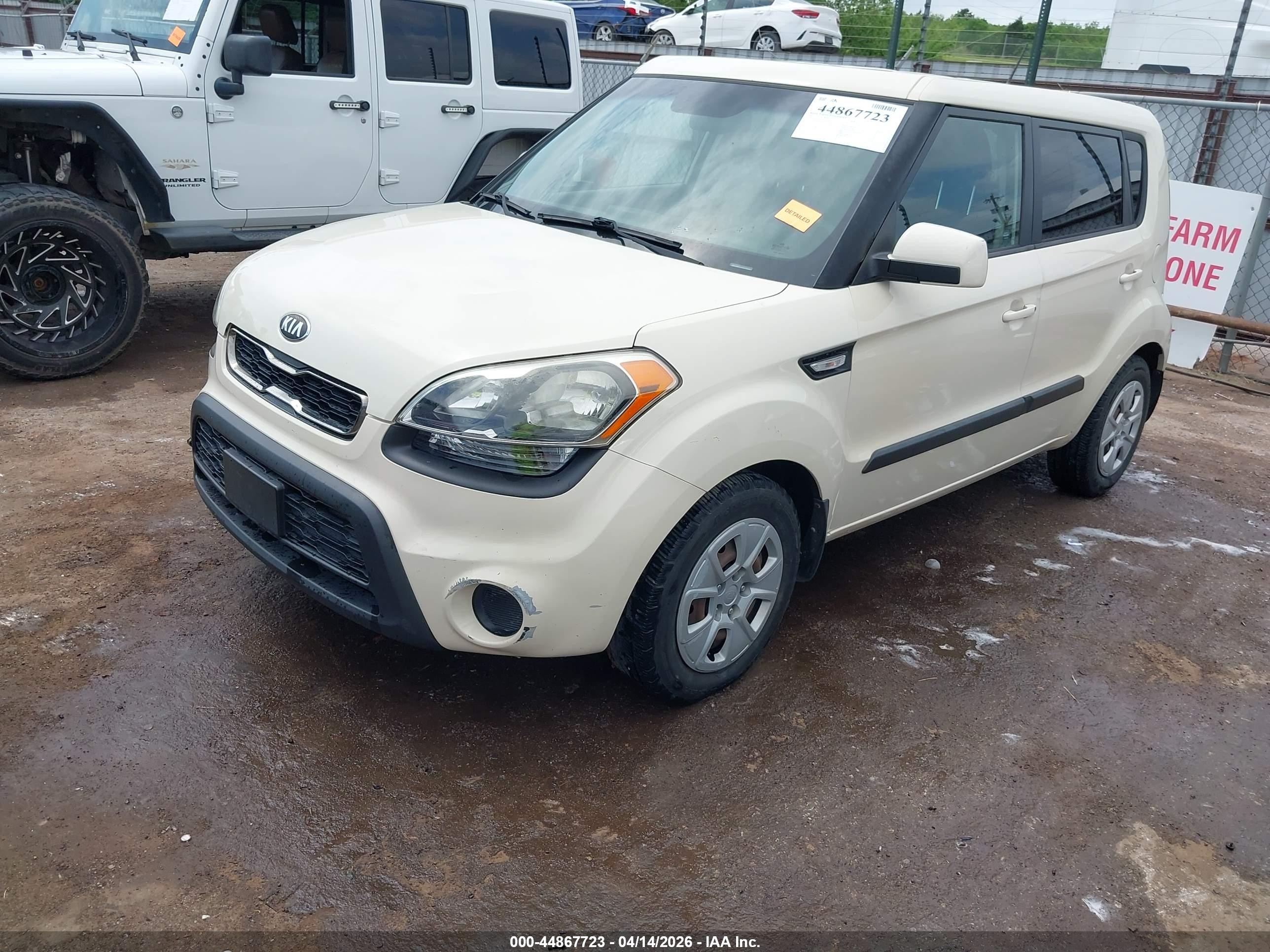 2013 Kia Soul   White vin: KNDJT2A59D7511656
