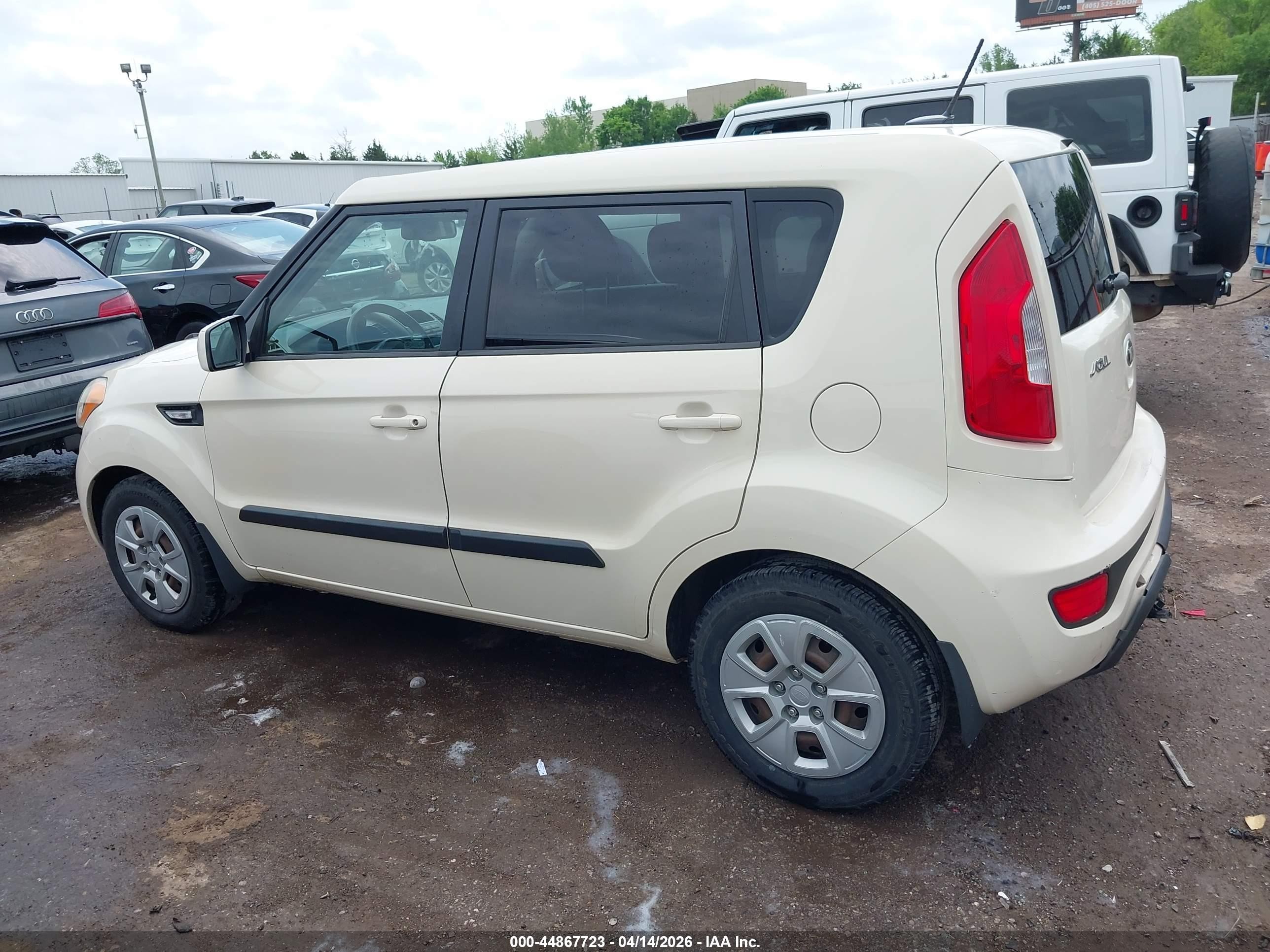 2013 Kia Soul   White vin: KNDJT2A59D7511656