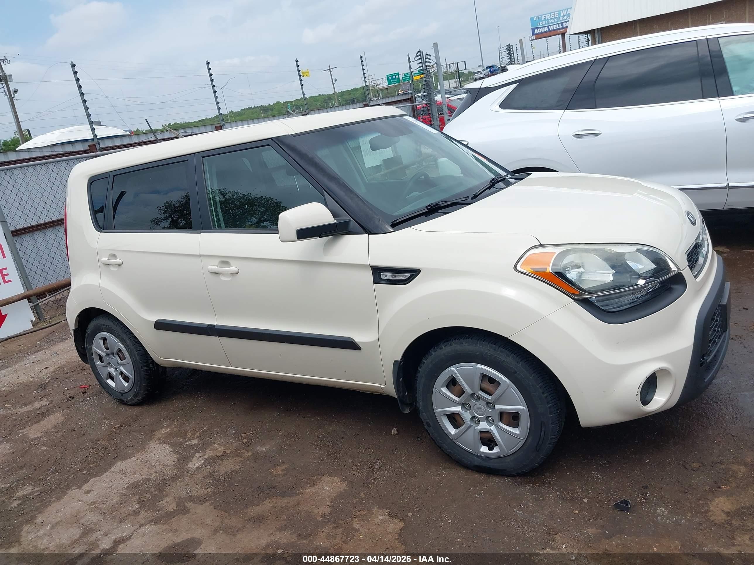 2013 Kia Soul   White vin: KNDJT2A59D7511656