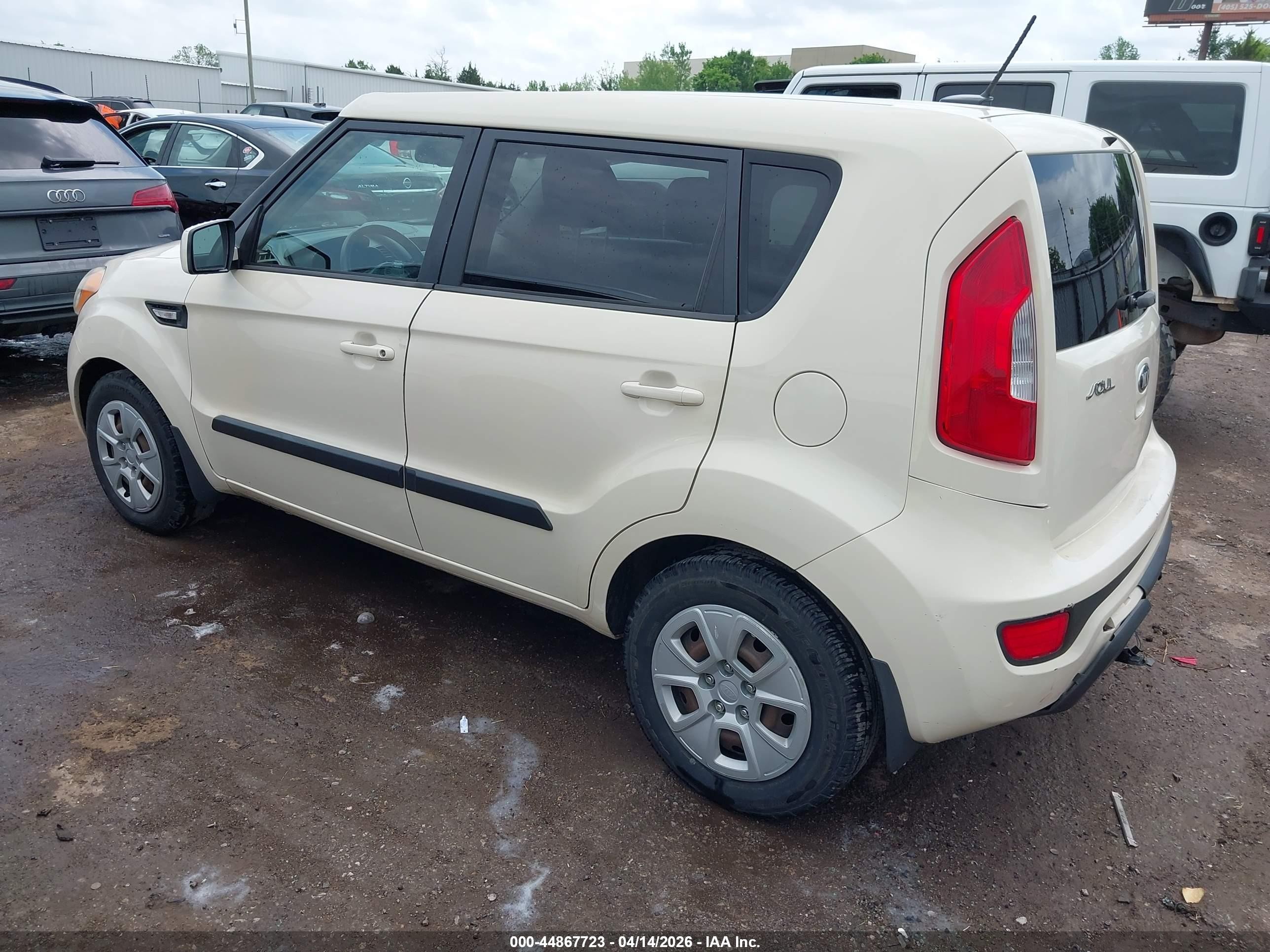 2013 Kia Soul   White vin: KNDJT2A59D7511656