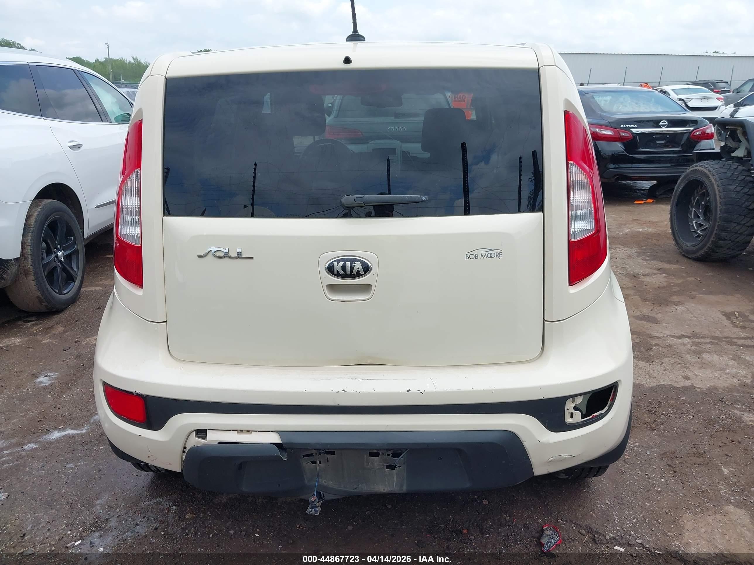 2013 Kia Soul   White vin: KNDJT2A59D7511656
