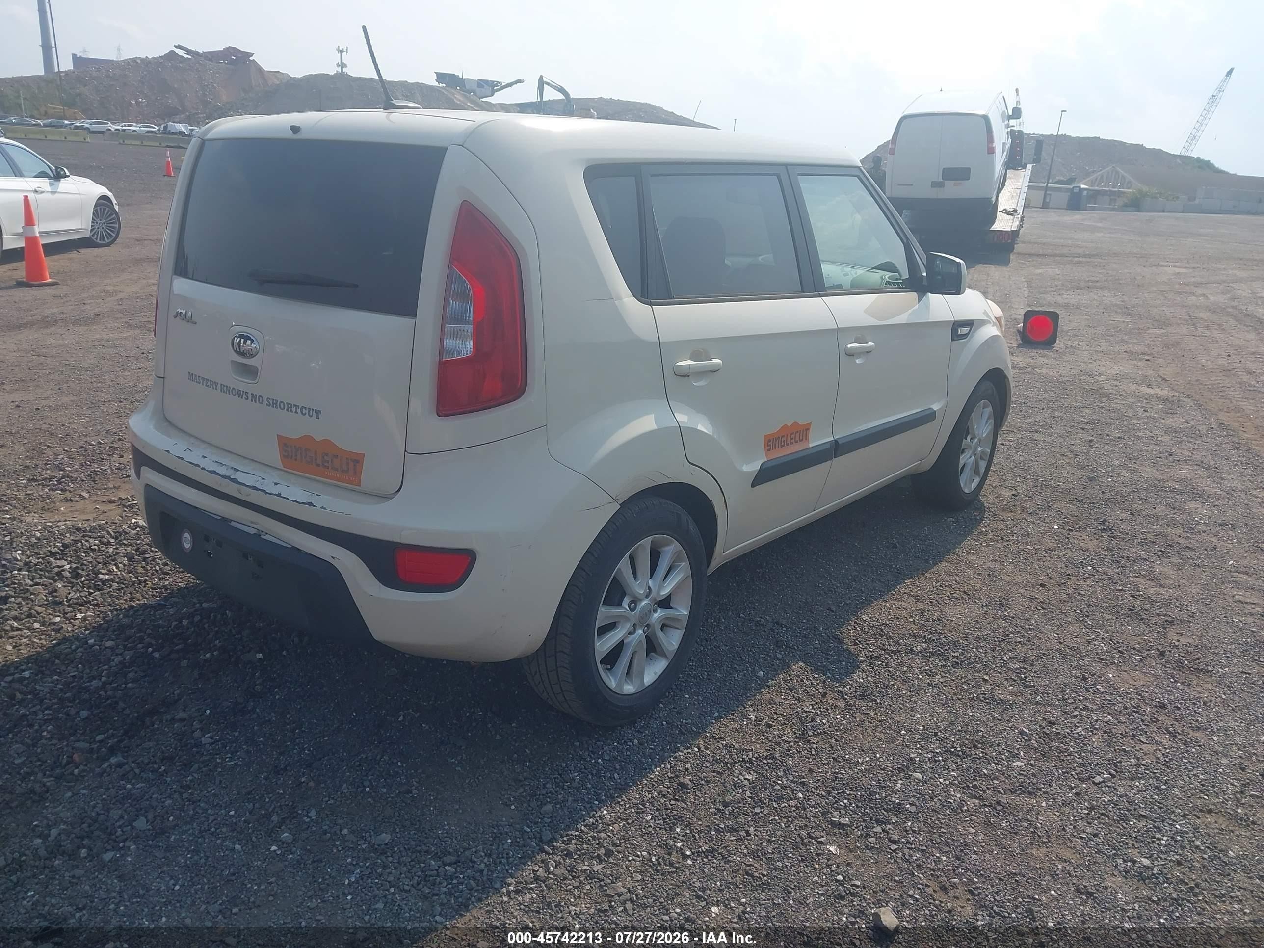 2013 Kia Soul   White vin: KNDJT2A59D7769210