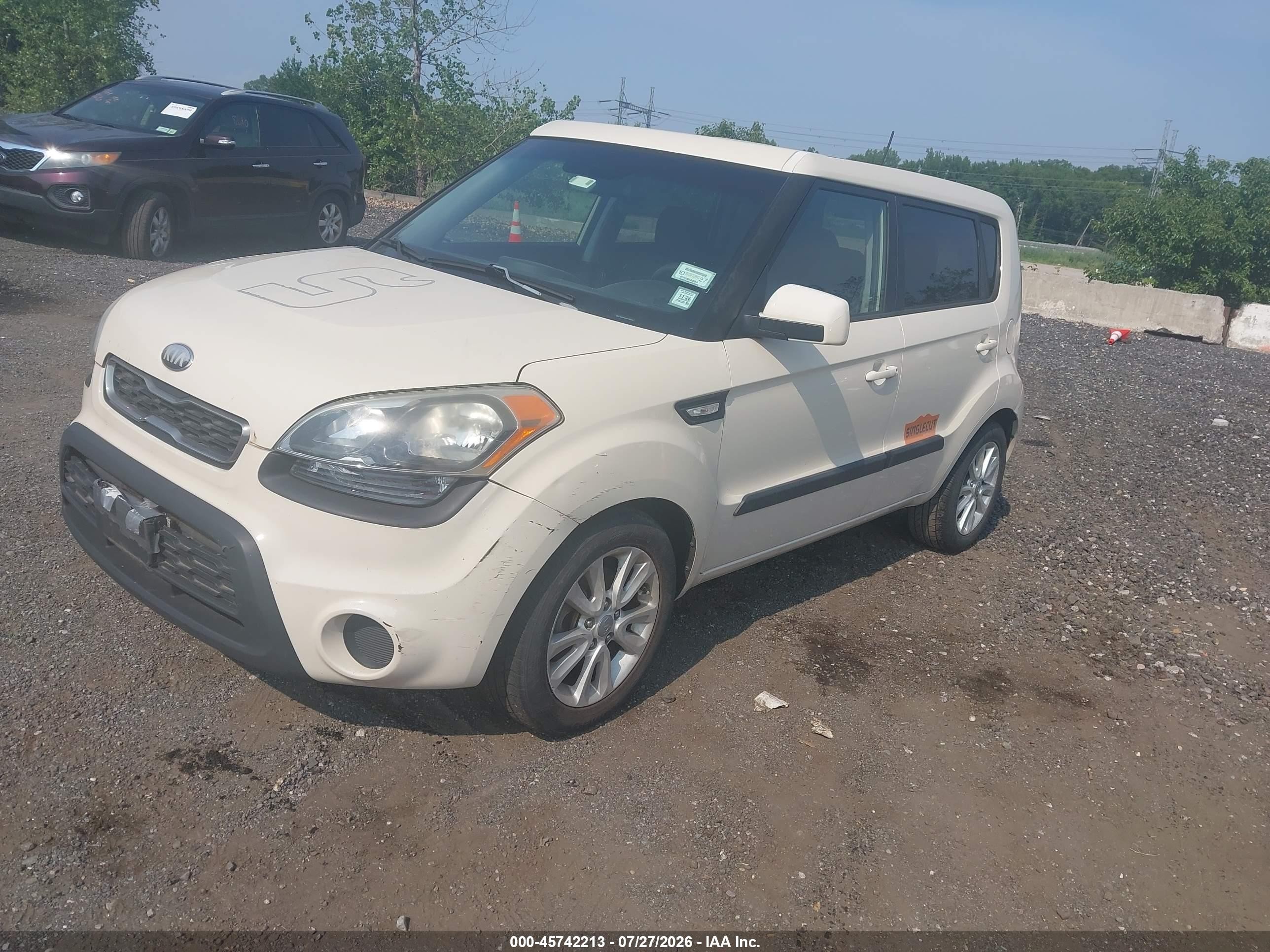 2013 Kia Soul   White vin: KNDJT2A59D7769210