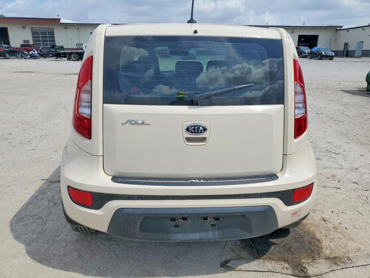 2012 Kia Soul Base Кремовый vin: KNDJT2A5XC7408664