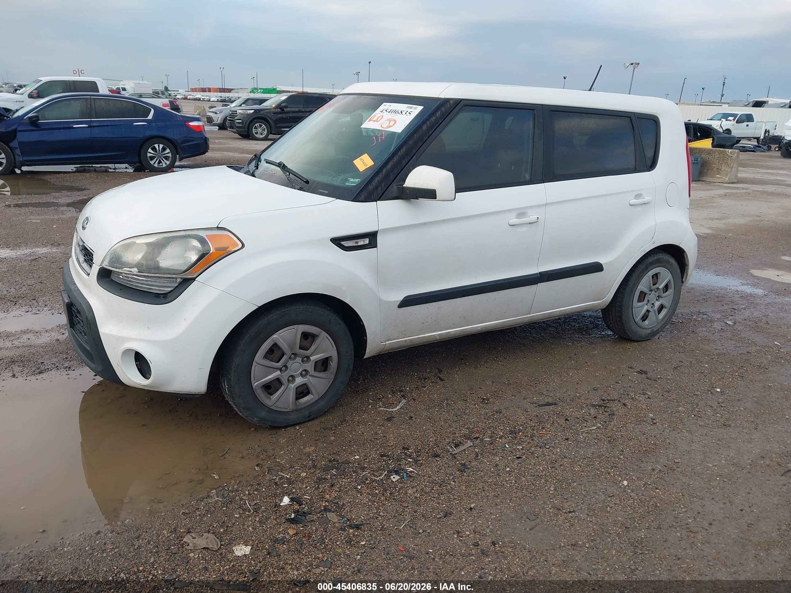 2013 Kia Soul   White vin: KNDJT2A5XD7484290