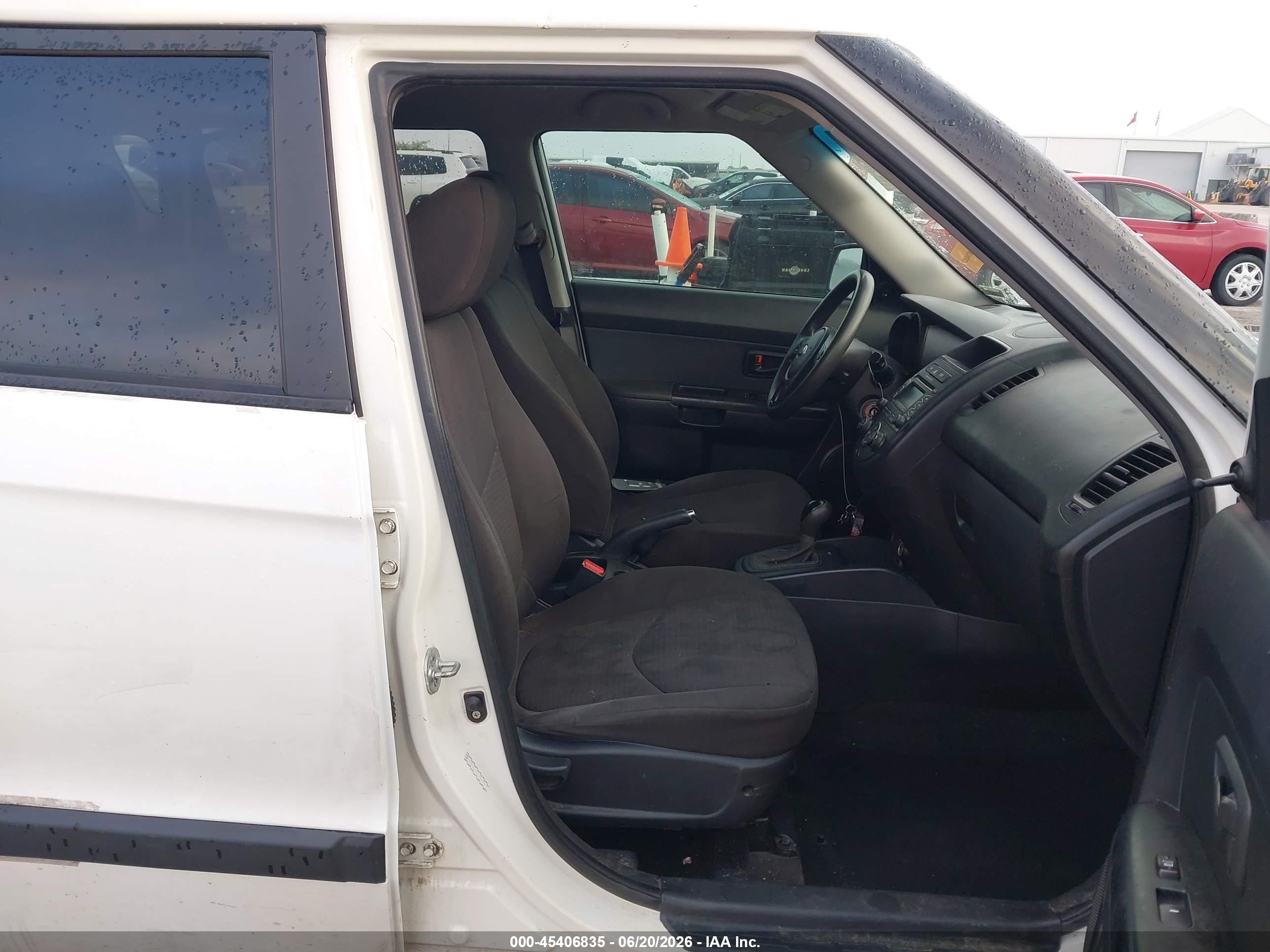 2013 Kia Soul   White vin: KNDJT2A5XD7484290