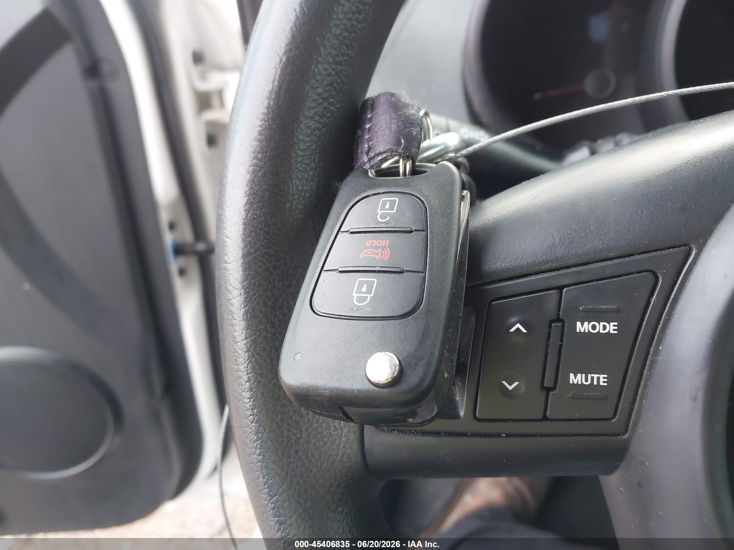 2013 Kia Soul   White vin: KNDJT2A5XD7484290